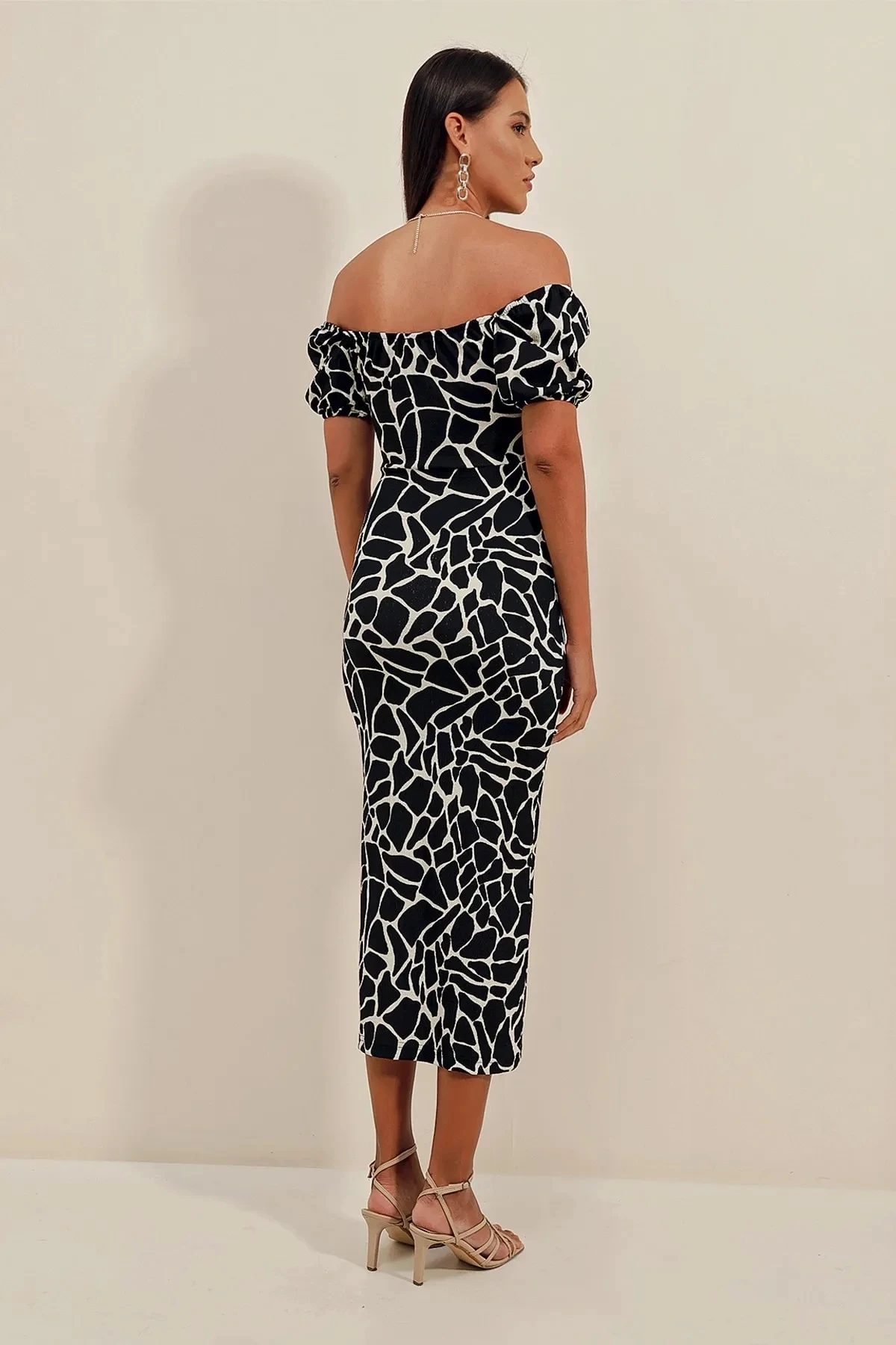 Kadın Siyah Beyaz Desenli Yırtmaçlı Yazlık Örme Elbise HZL23S-BD123961