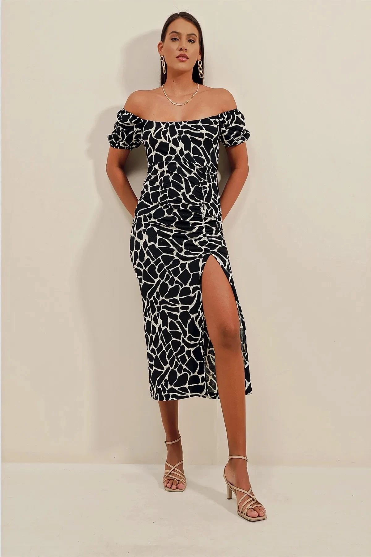 Kadın Siyah Beyaz Desenli Yırtmaçlı Yazlık Örme Elbise HZL23S-BD123961