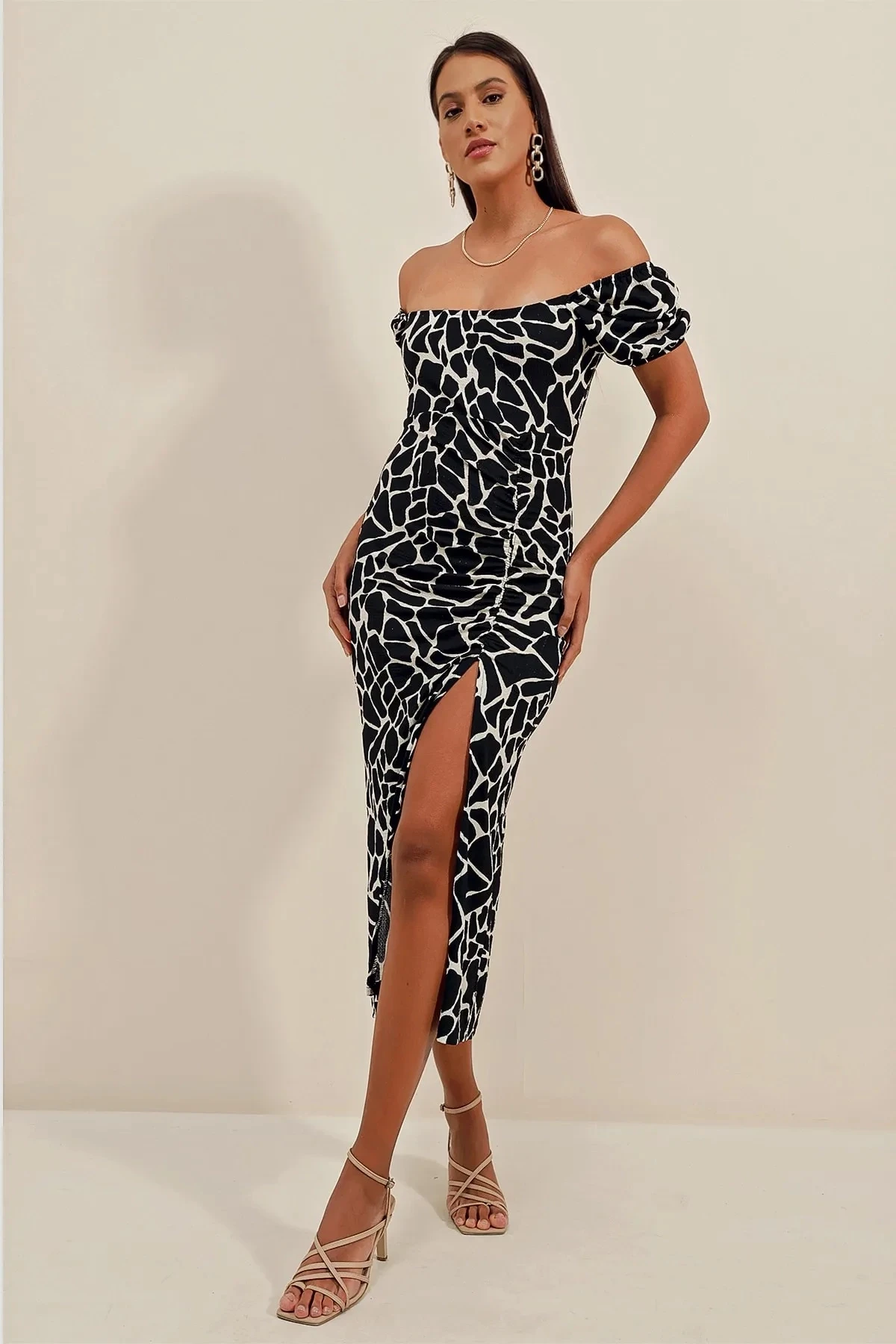 Kadın Siyah Beyaz Desenli Yırtmaçlı Yazlık Örme Elbise HZL23S-BD123961