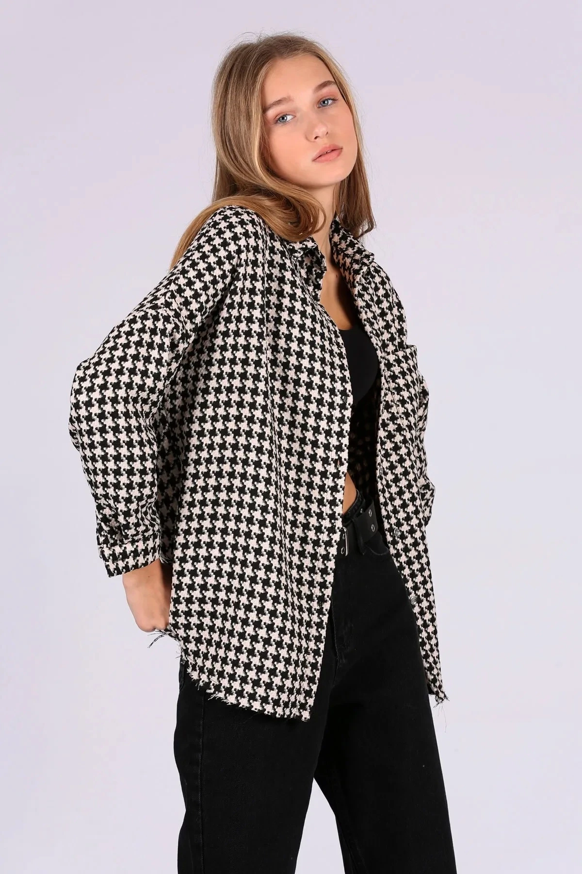 Kadın Siyah Beyaz Geniş Kalıp Kazayağı Desen Cepli Oduncu Gömlek HZL24W-BD138521