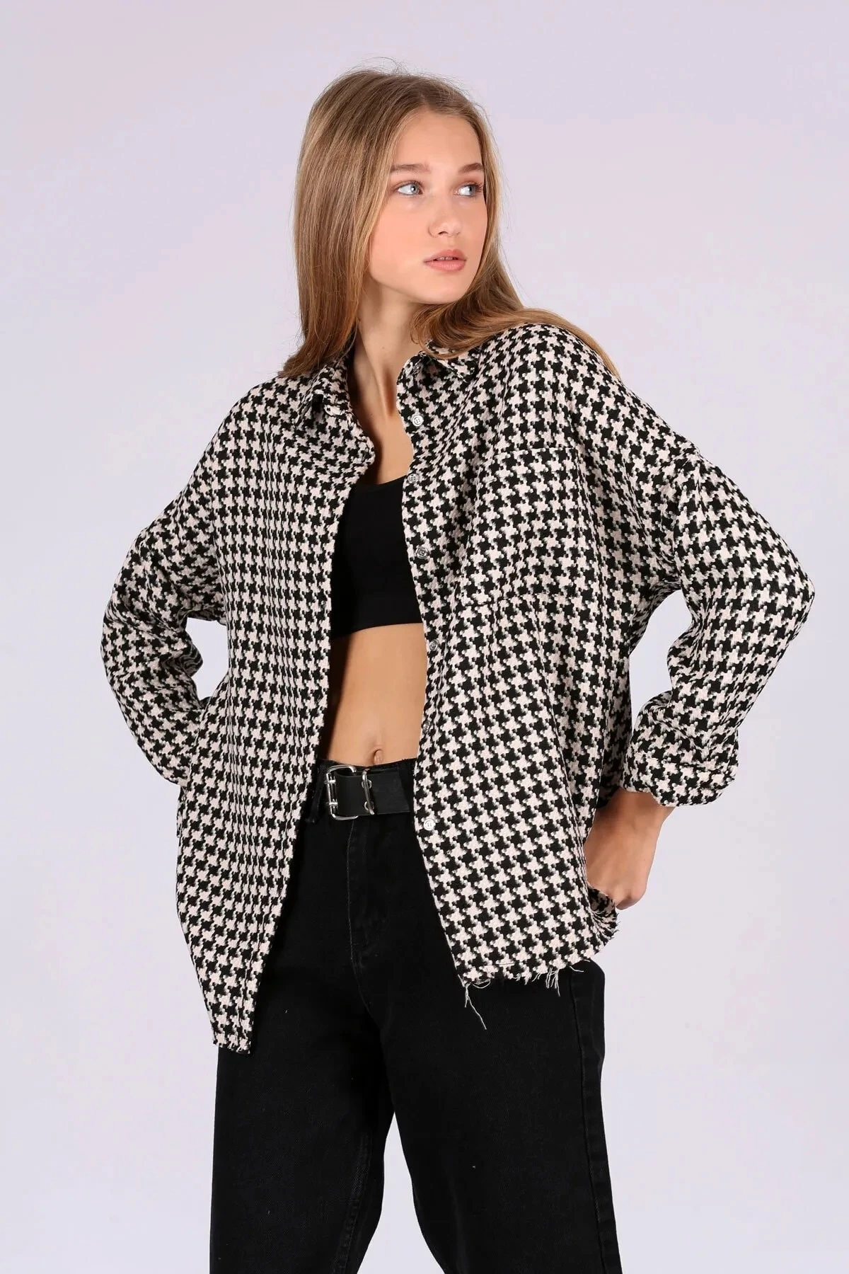 Kadın Siyah Beyaz Geniş Kalıp Kazayağı Desen Cepli Oduncu Gömlek HZL24W-BD138521