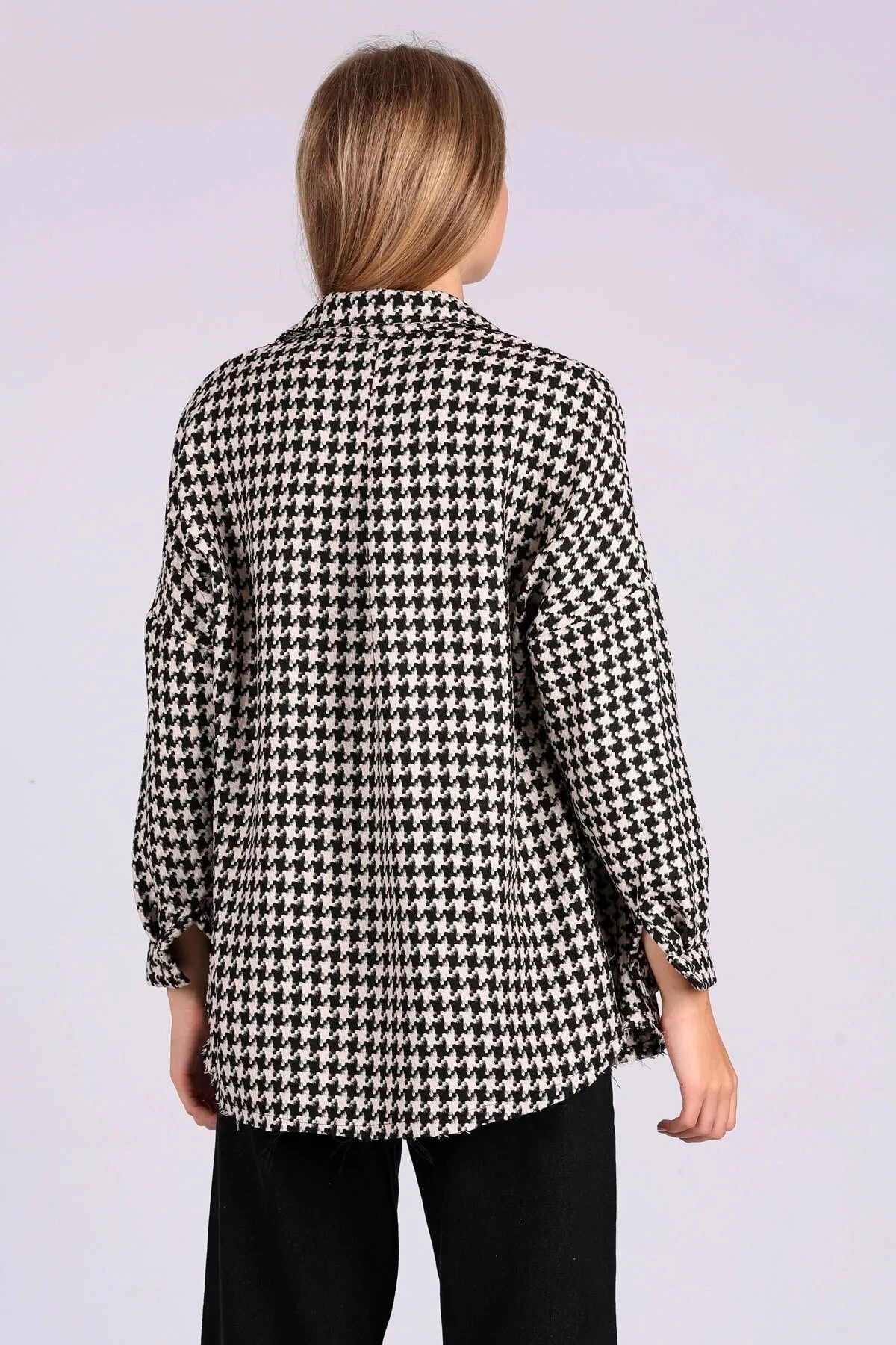 Kadın Siyah Beyaz Geniş Kalıp Kazayağı Desen Cepli Oduncu Gömlek HZL24W-BD138521