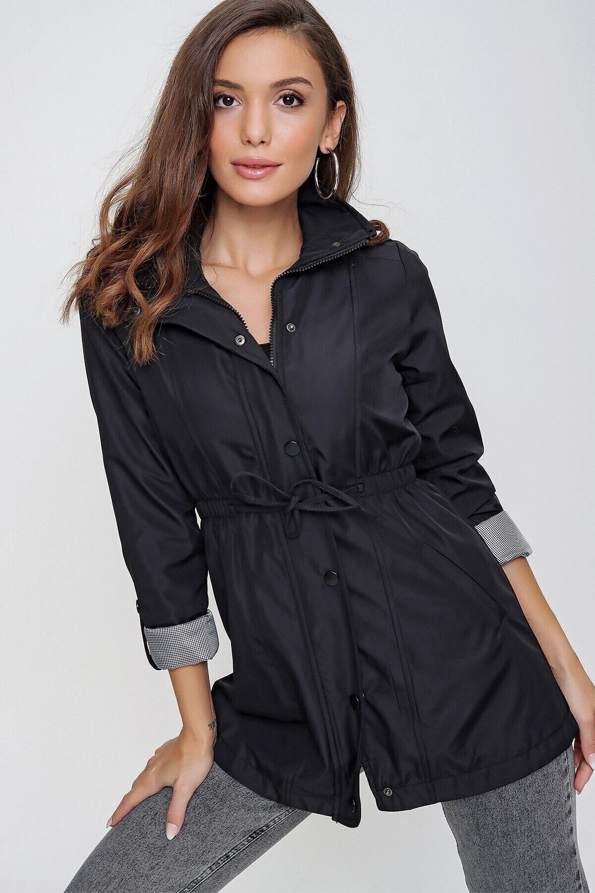 Kadın Siyah Cep Detaylı Beli Büzgülü Astarlı Trençkot HZL22W-BD156691