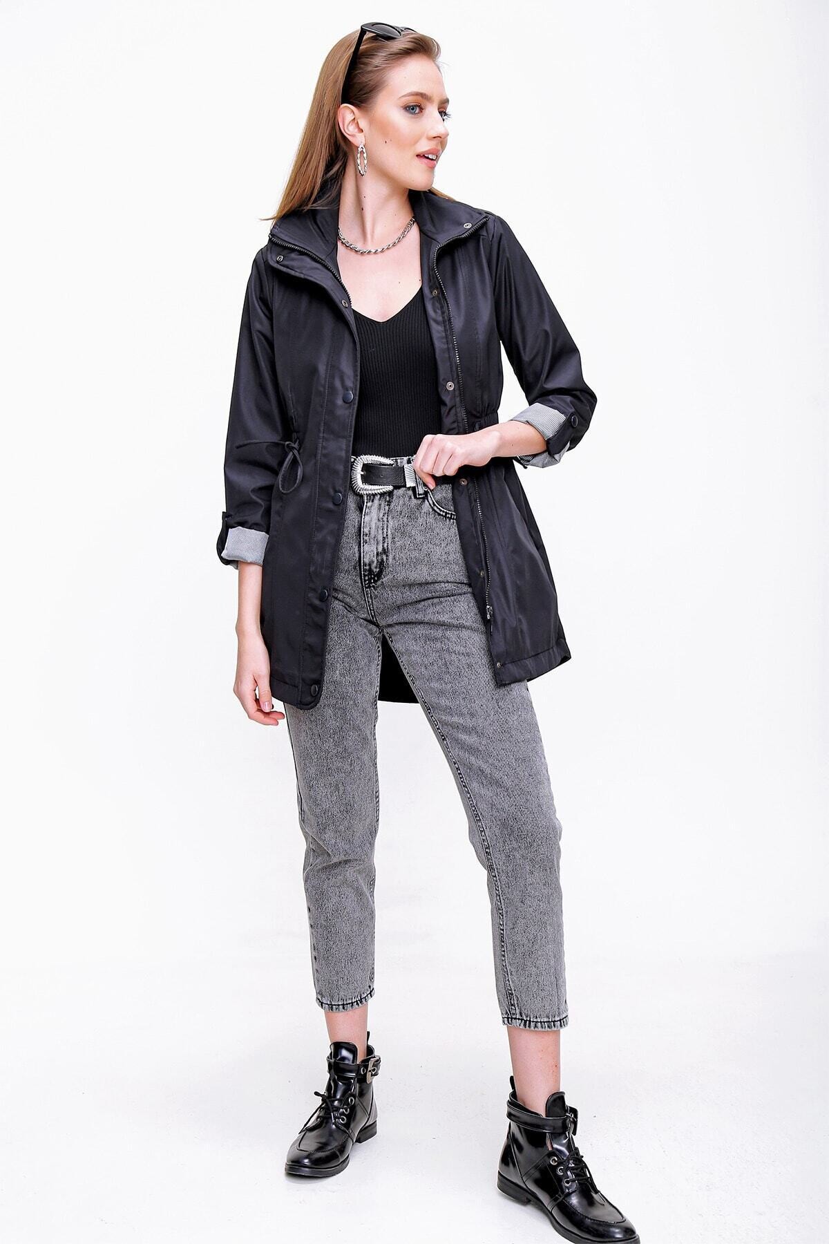 Kadın Siyah Cep Detaylı Beli Büzgülü Astarlı Trençkot HZL22W-BD156691