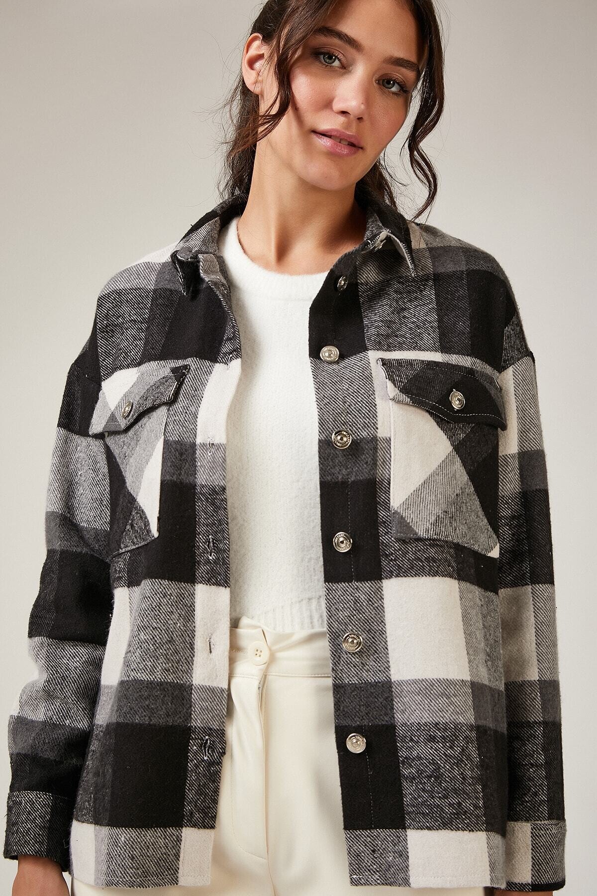 Kadın Siyah Çift Cep Kapaklı Metal Düğmeli Ekose Desen Kaşe Oduncu Gömlek HZL22W-BD138541