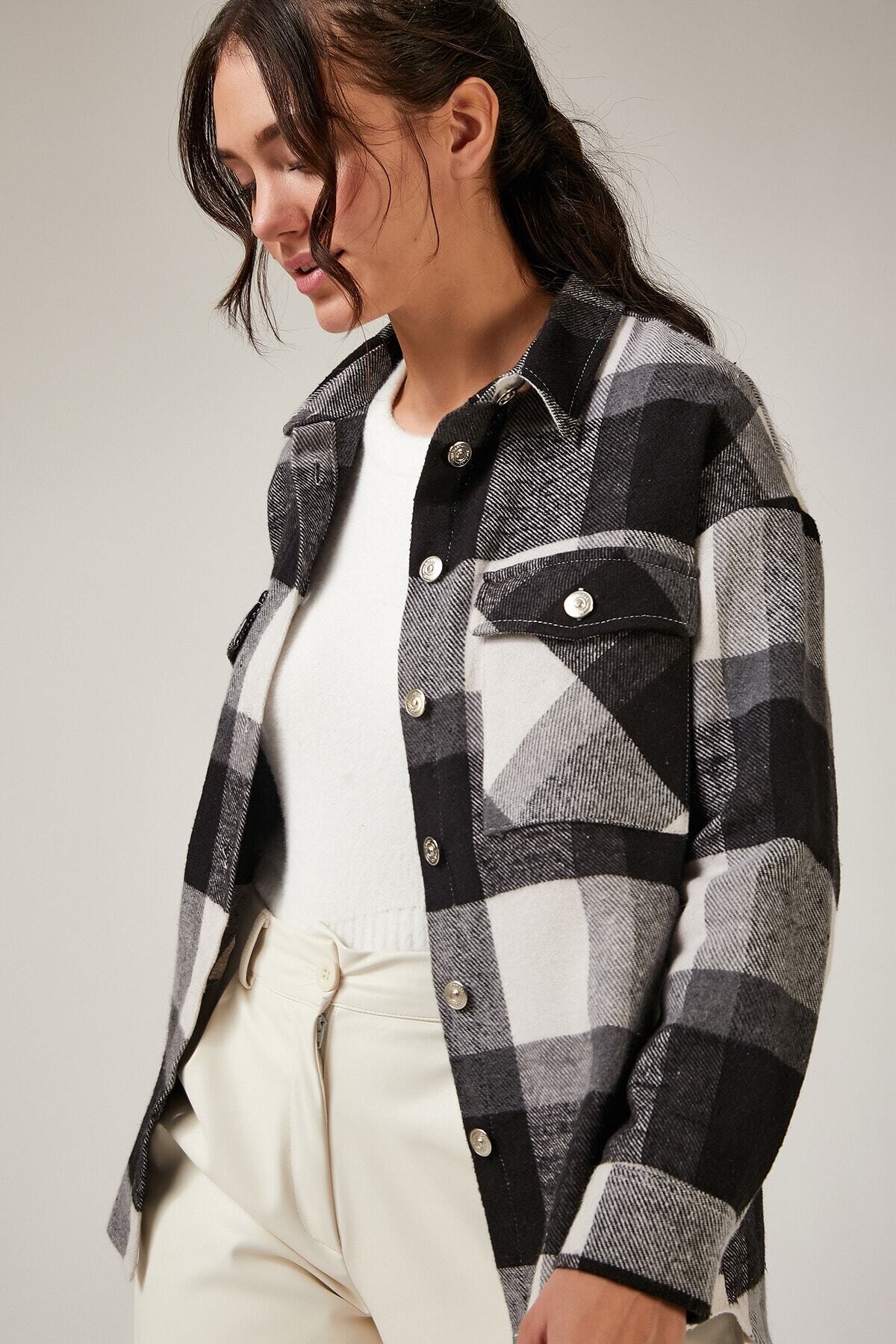 Kadın Siyah Çift Cep Kapaklı Metal Düğmeli Ekose Desen Kaşe Oduncu Gömlek HZL22W-BD138541