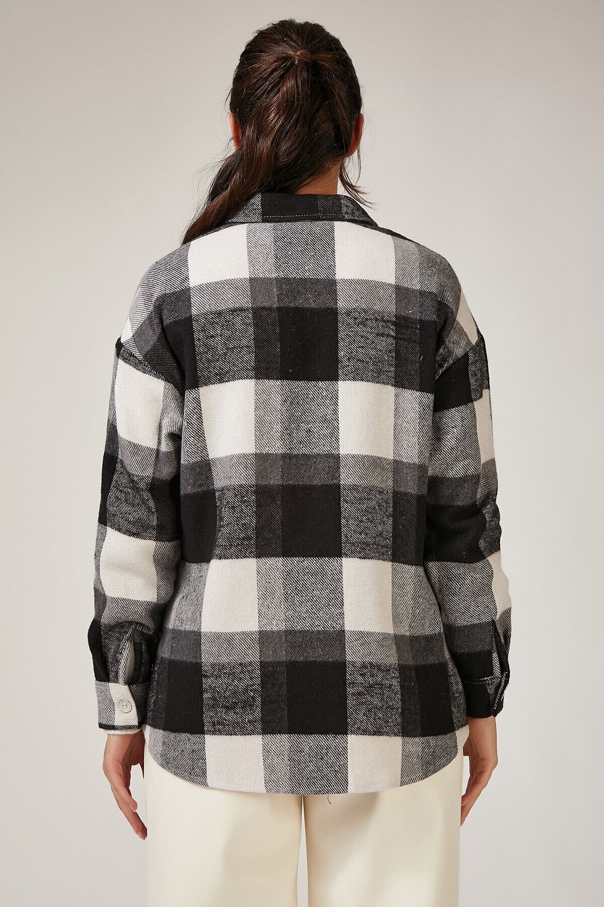 Kadın Siyah Çift Cep Kapaklı Metal Düğmeli Ekose Desen Kaşe Oduncu Gömlek HZL22W-BD138541