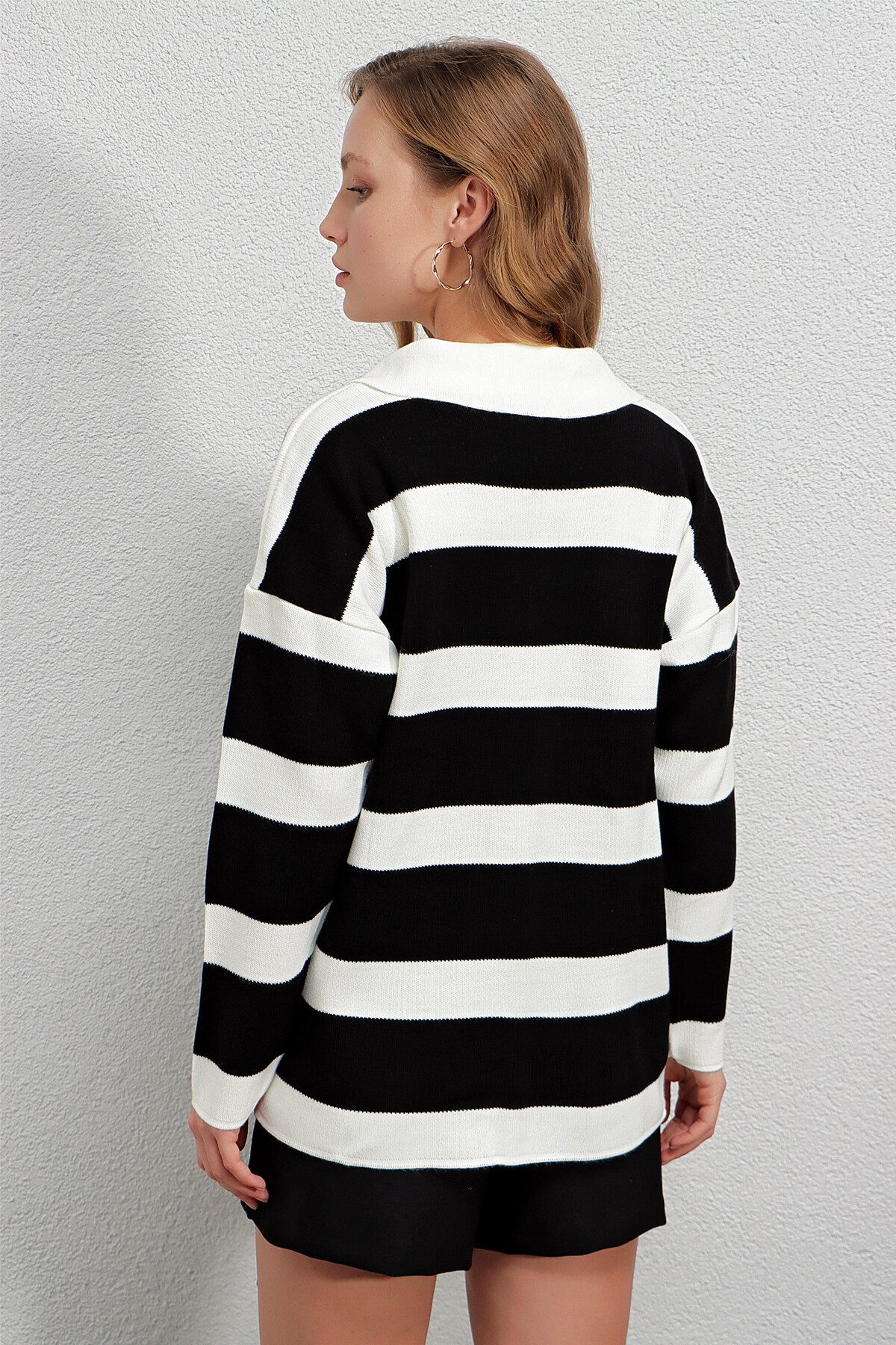 Kadın Siyah Çizgili Polo Yaka Fermuarlı Oversize Triko Kazak  HZL23W-BD145121