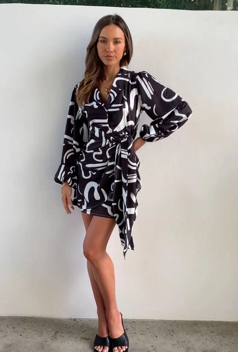 Kadın Siyah Desenli Kol Bileği Lastikli Ceket Yaka Dijital Baskı Mini Elbise HZL24S-FRY121231