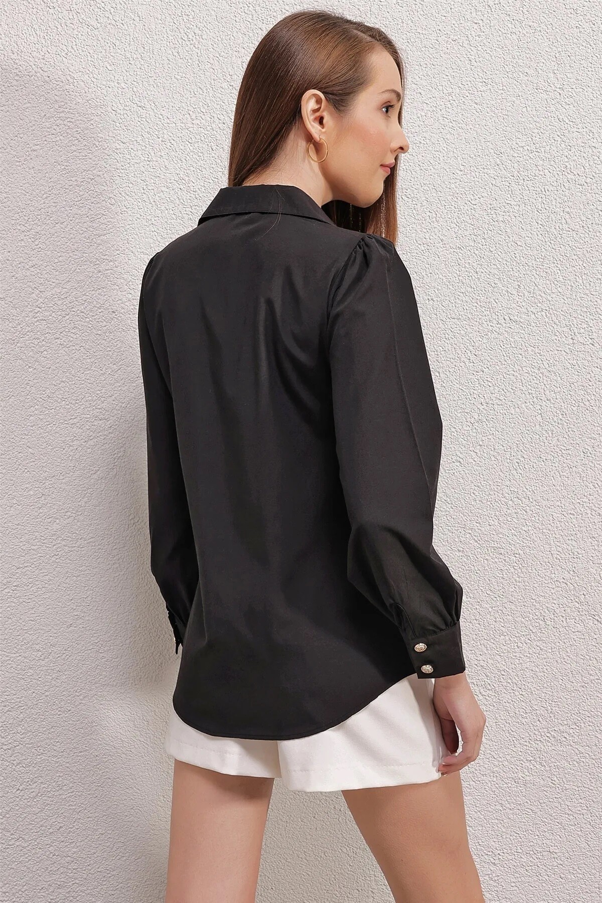 Kadın Siyah Düğme Detaylı Hafif Oversize Basic Gömlek HZL23W-BD1201581