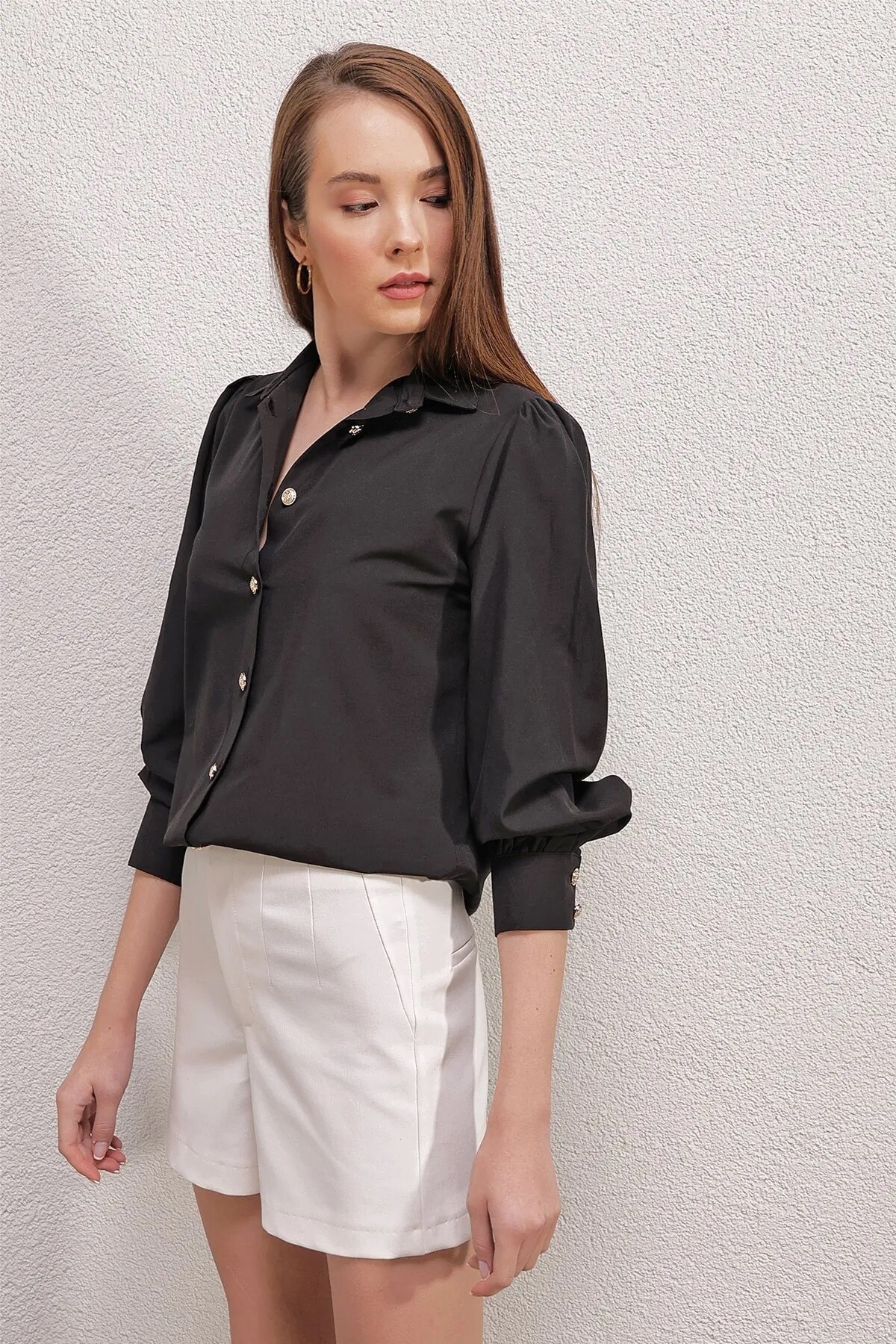 Kadın Siyah Düğme Detaylı Hafif Oversize Basic Gömlek HZL23W-BD1201581