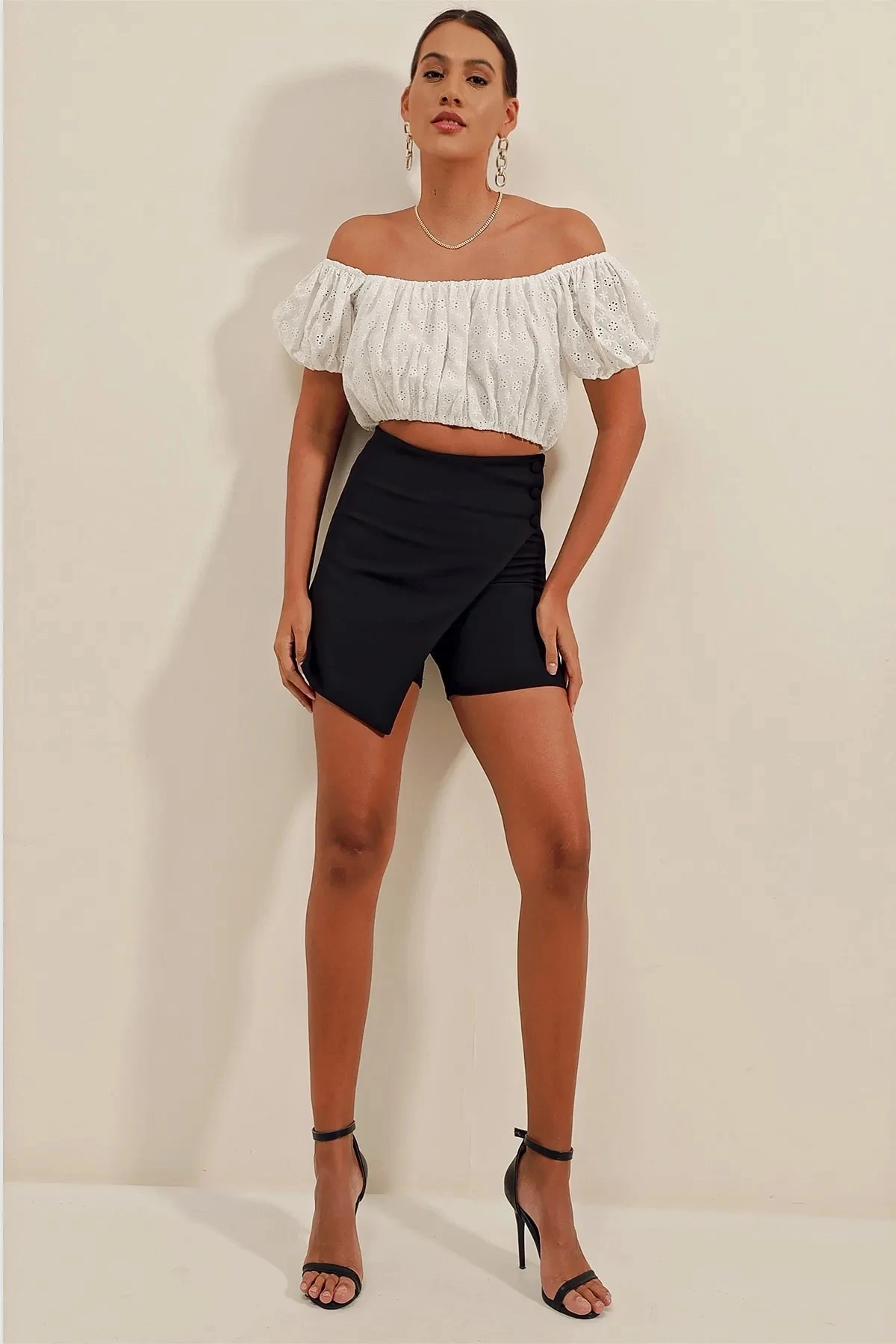 Kadın Siyah Düğme Detaylı Mini Şort Etek HZL23S-BD153241