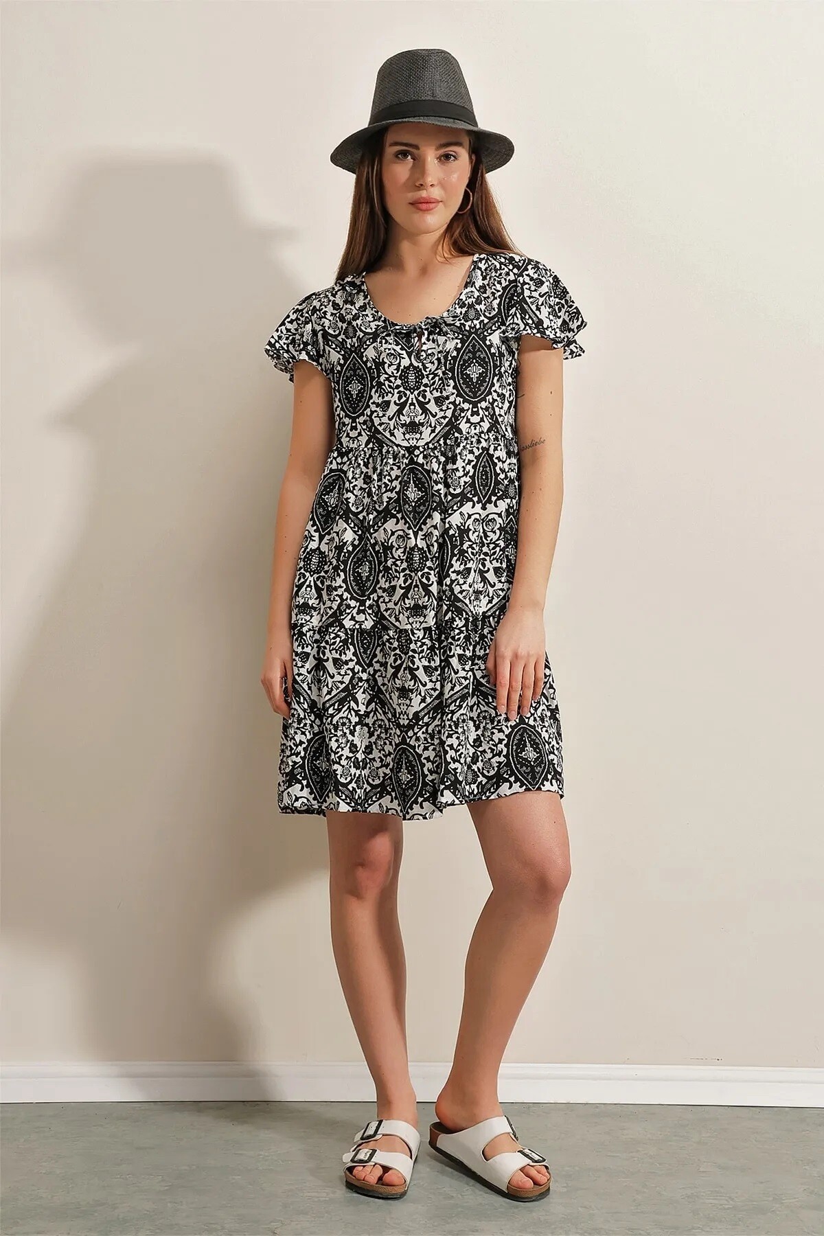 Kadın Siyah Etnik Desenli V Yaka Yazlık Viskon Kısa Elbise HZL22S-BD123521