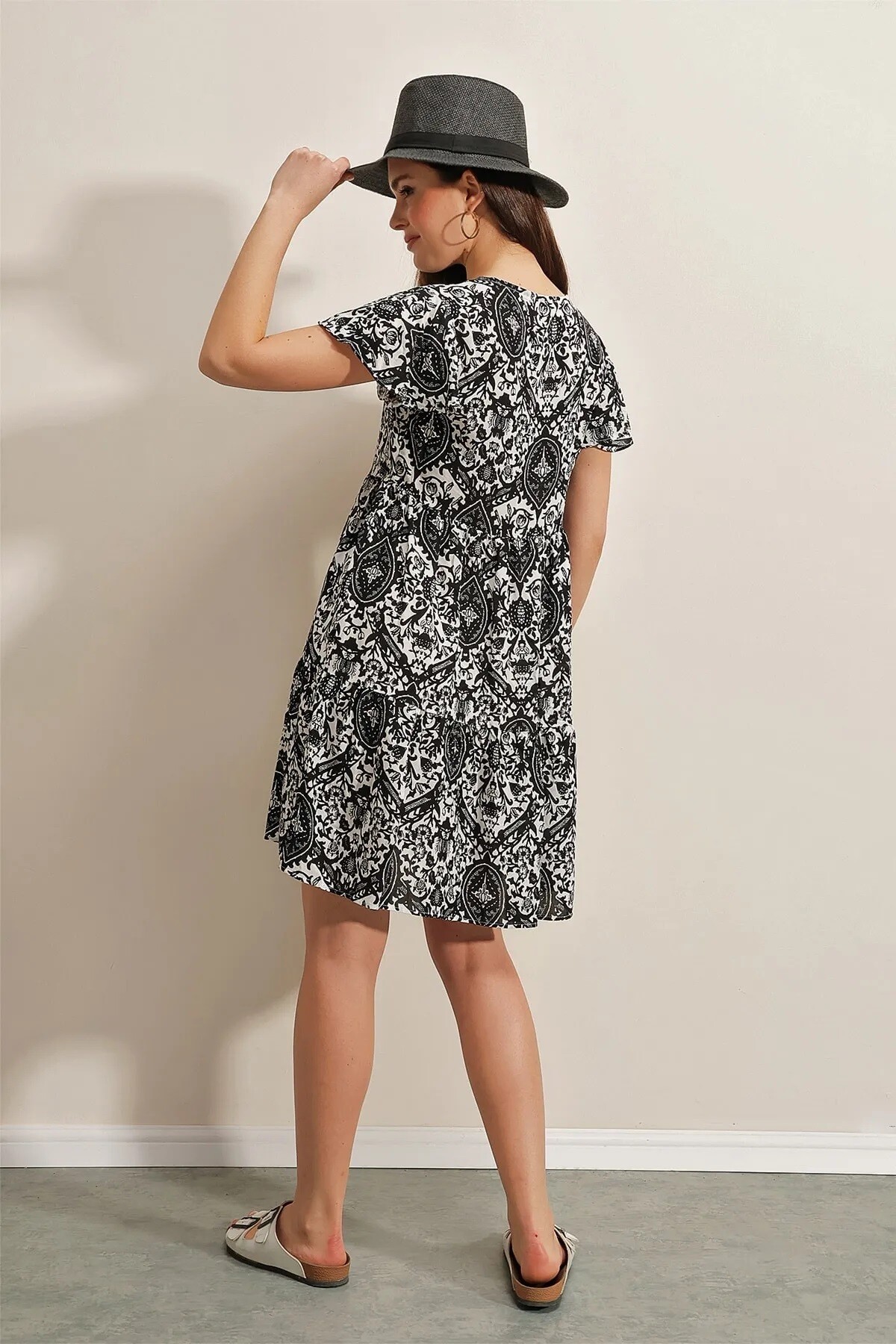 Kadın Siyah Etnik Desenli V Yaka Yazlık Viskon Kısa Elbise HZL22S-BD123521