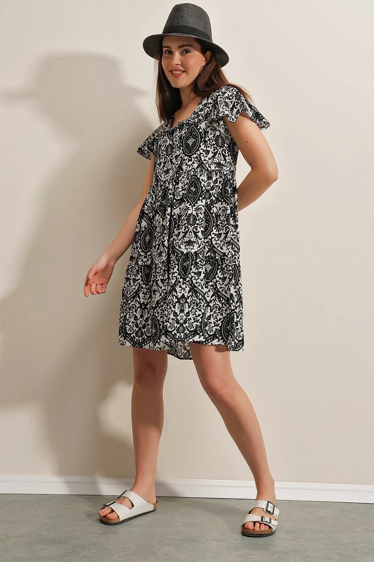 Kadın Siyah Etnik Desenli V Yaka Yazlık Viskon Kısa Elbise HZL22S-BD123521