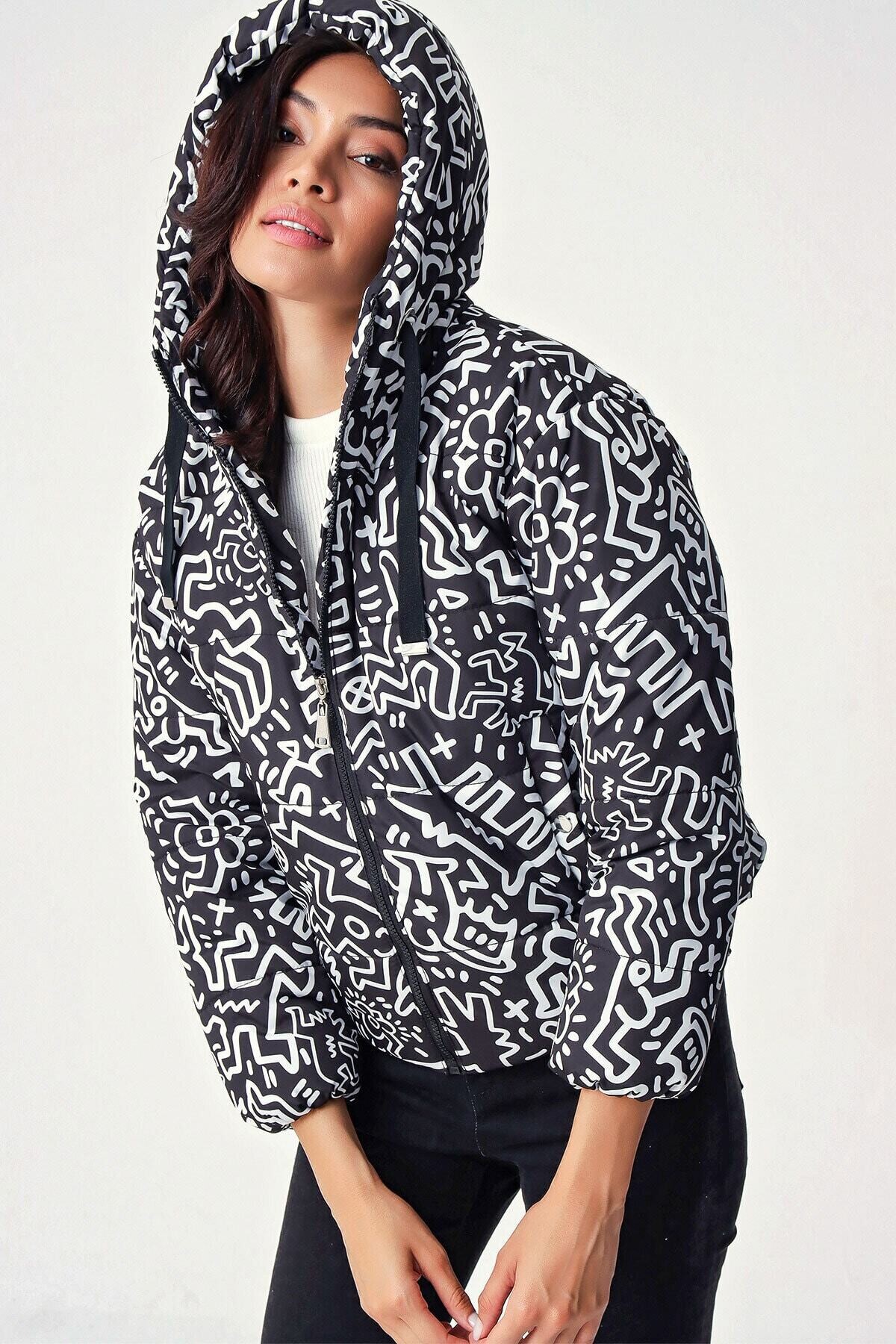 Kadın Siyah Geometrik Desen Bel Büzgülü Kapüşonlu Şişme Mont HZL22W-BD151251