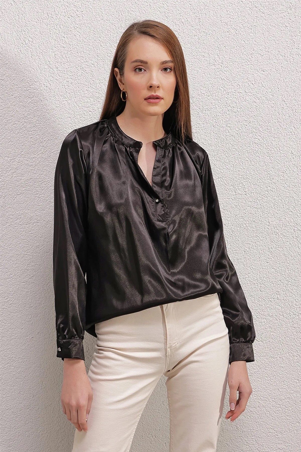 Kadın Siyah Hakim Yaka Düğmeli Dökümlü Uzun Kollu Saten Bluz HZL23S-BD104471