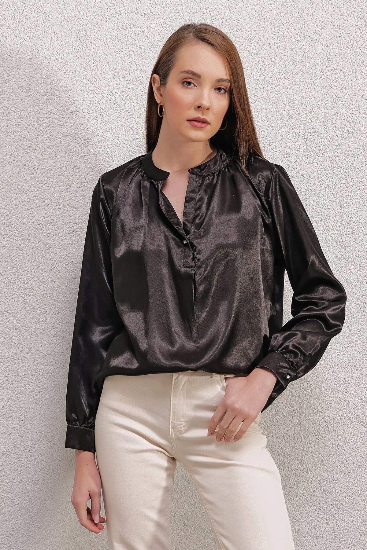 Kadın Siyah Hakim Yaka Düğmeli Dökümlü Uzun Kollu Saten Bluz HZL23S-BD104471