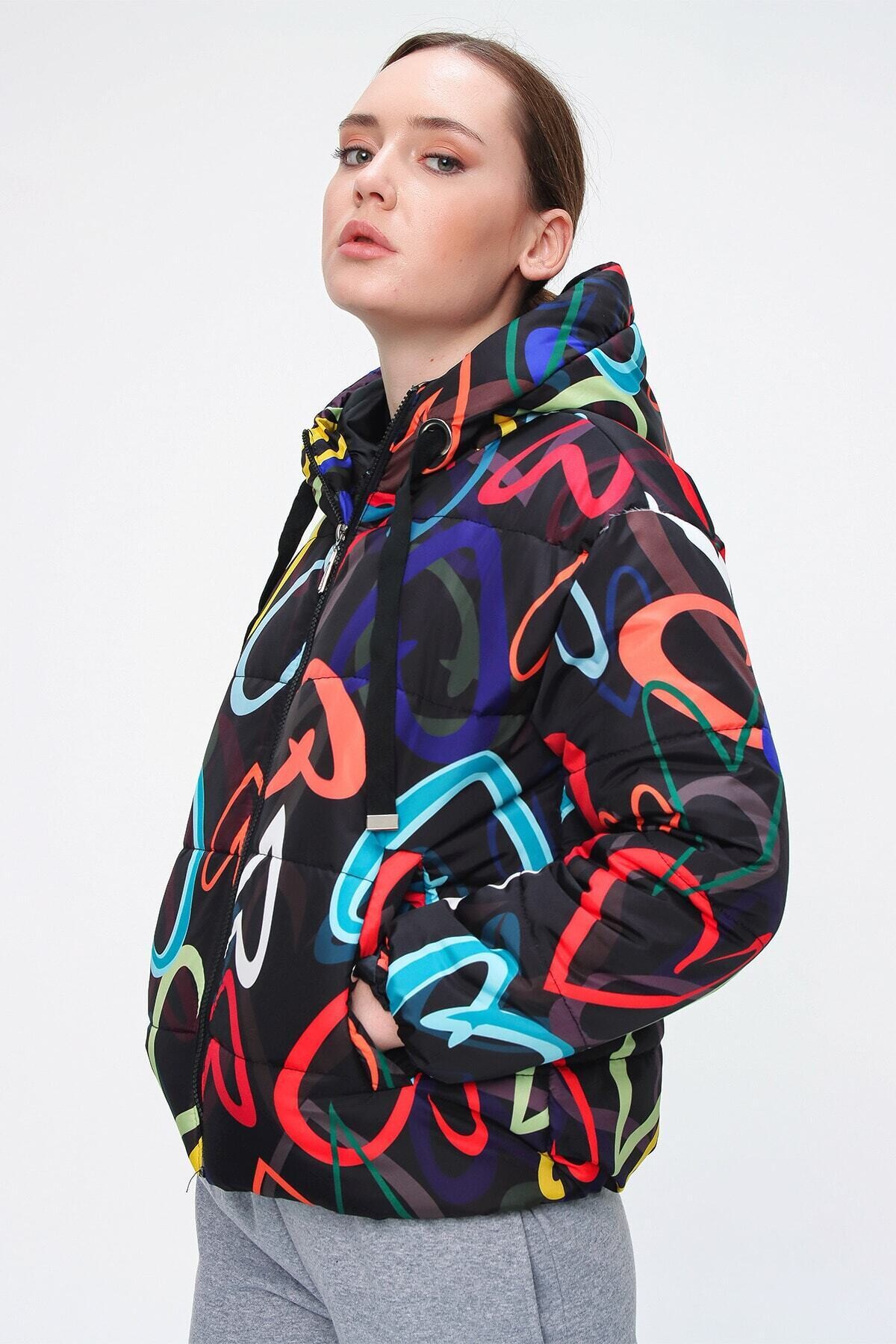 Kadın Siyah Kalp Desen Bel Büzgülü Kapüşonlu Şişme Mont HZL22W-BD151251