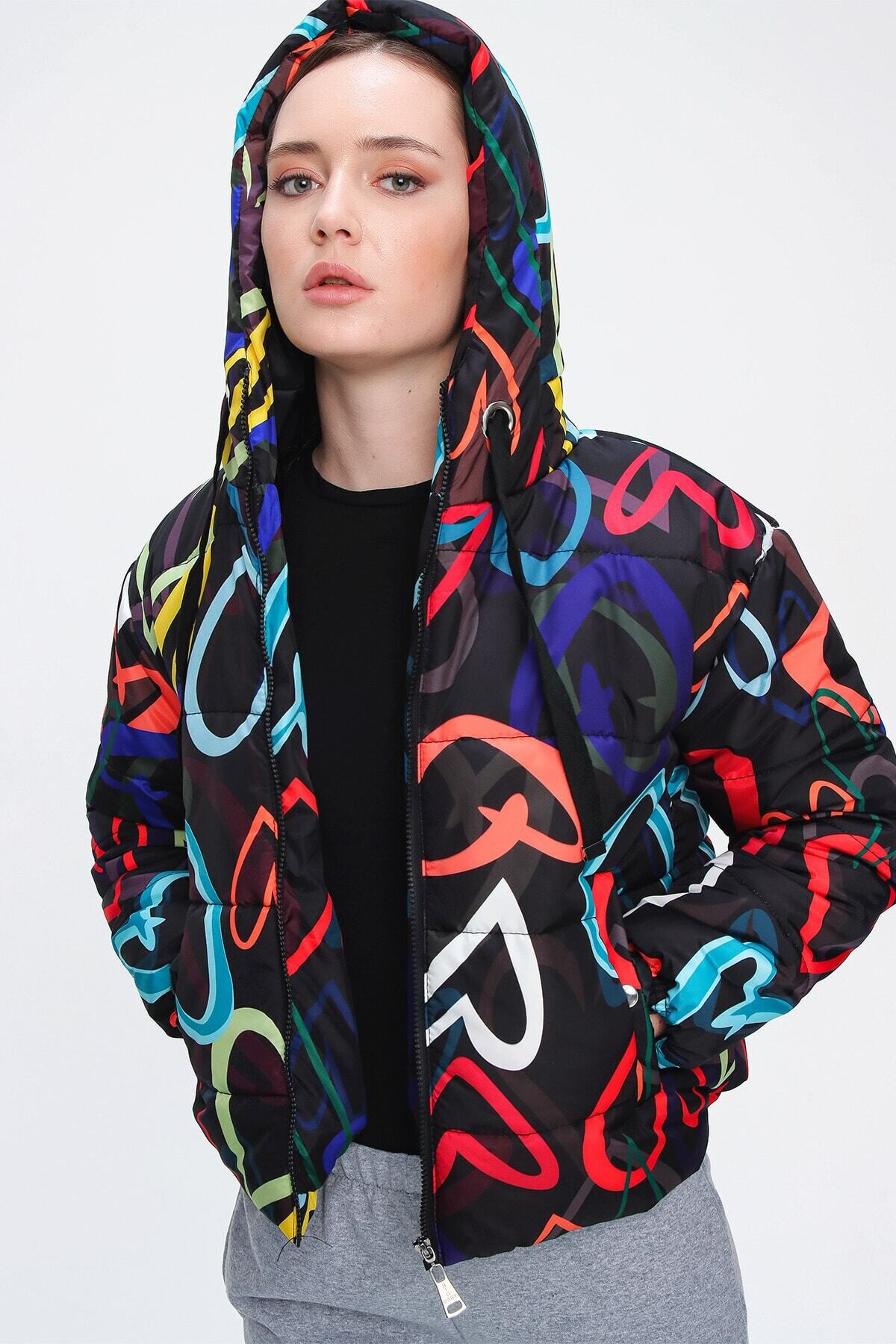 Kadın Siyah Kalp Desen Bel Büzgülü Kapüşonlu Şişme Mont HZL22W-BD151251