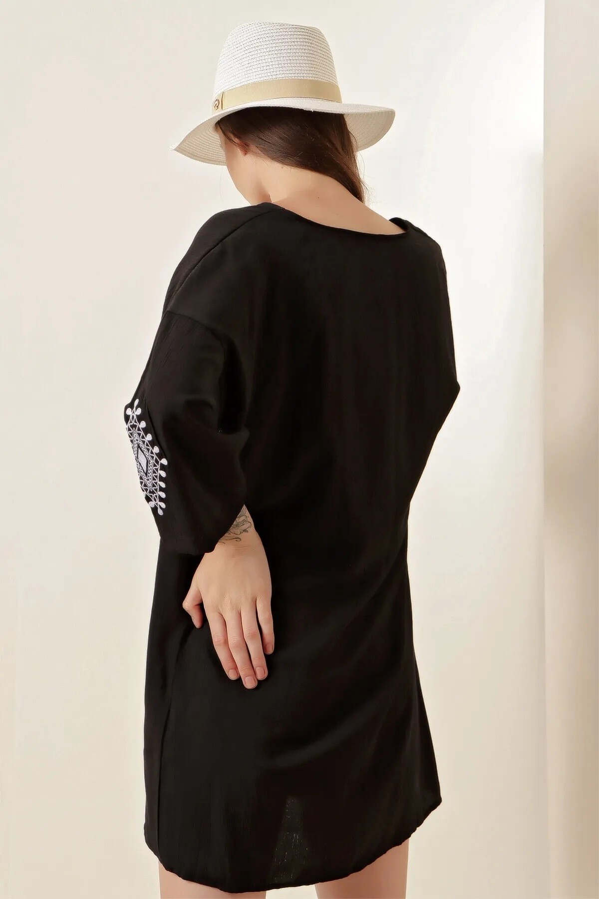 Kadın Siyah Kolu Nakışlı Midi Kimono HZL22S-BD158771