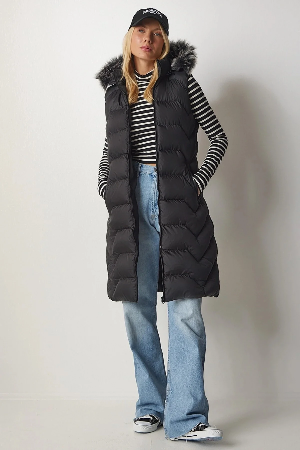 Kadın Siyah Kürklü Çıkarılabilir Kapüşonlu Astarlı Uzun Şişme Yelek HZL24W-BD151661