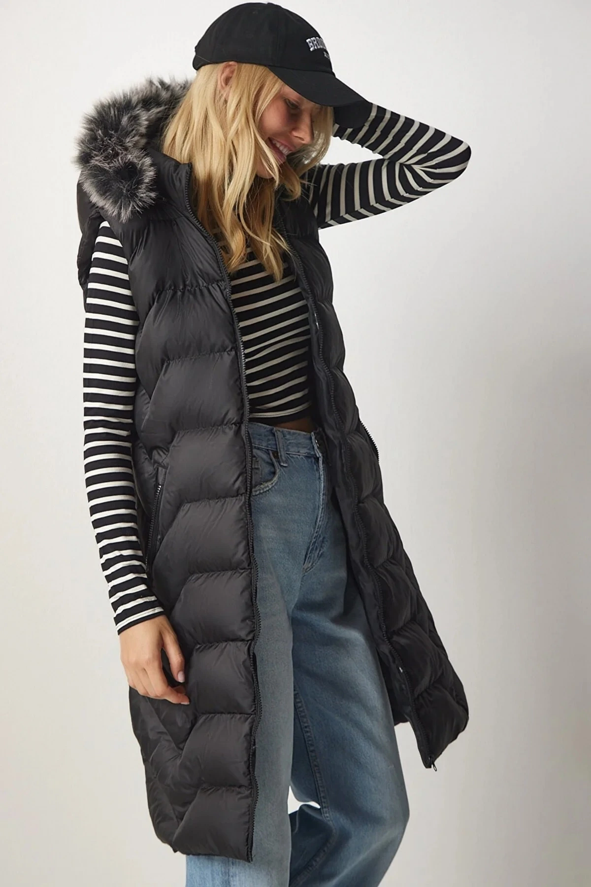 Kadın Siyah Kürklü Çıkarılabilir Kapüşonlu Astarlı Uzun Şişme Yelek HZL24W-BD151661
