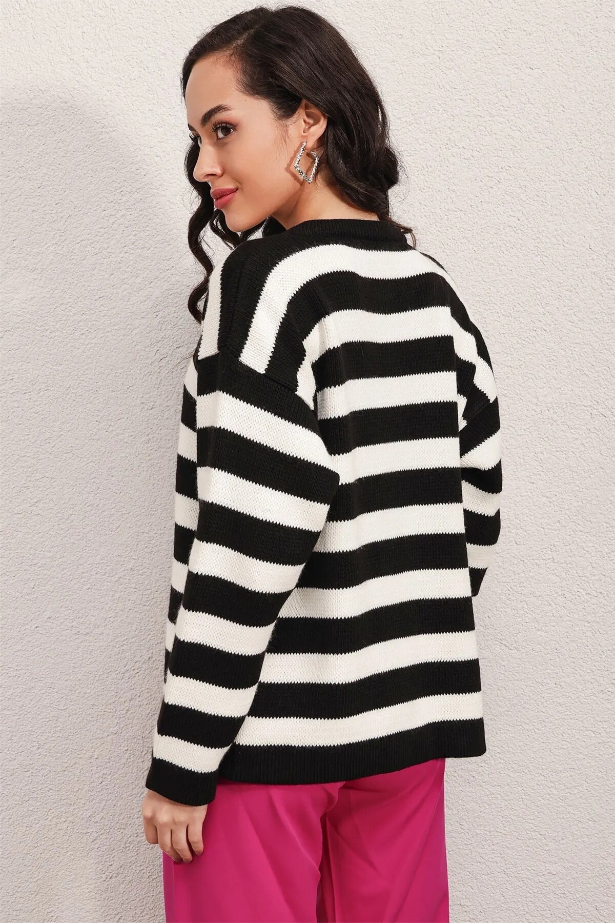 Kadın Siyah Önden Düğmeli Çizgili Bisiklet Yaka Triko Hırka HZL23W-BD1101541