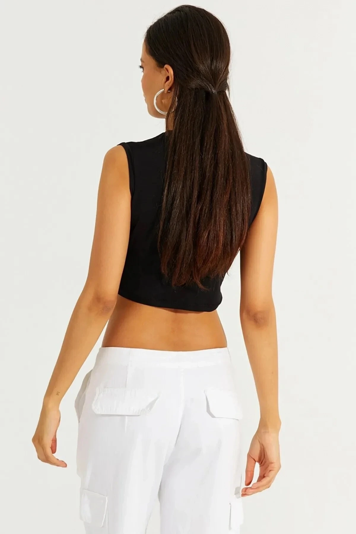 Kadın Siyah Önü Düğümlü Bisiklet Yaka Sıfır Kol Likralı Crop Bluz HZL23S-SND120181