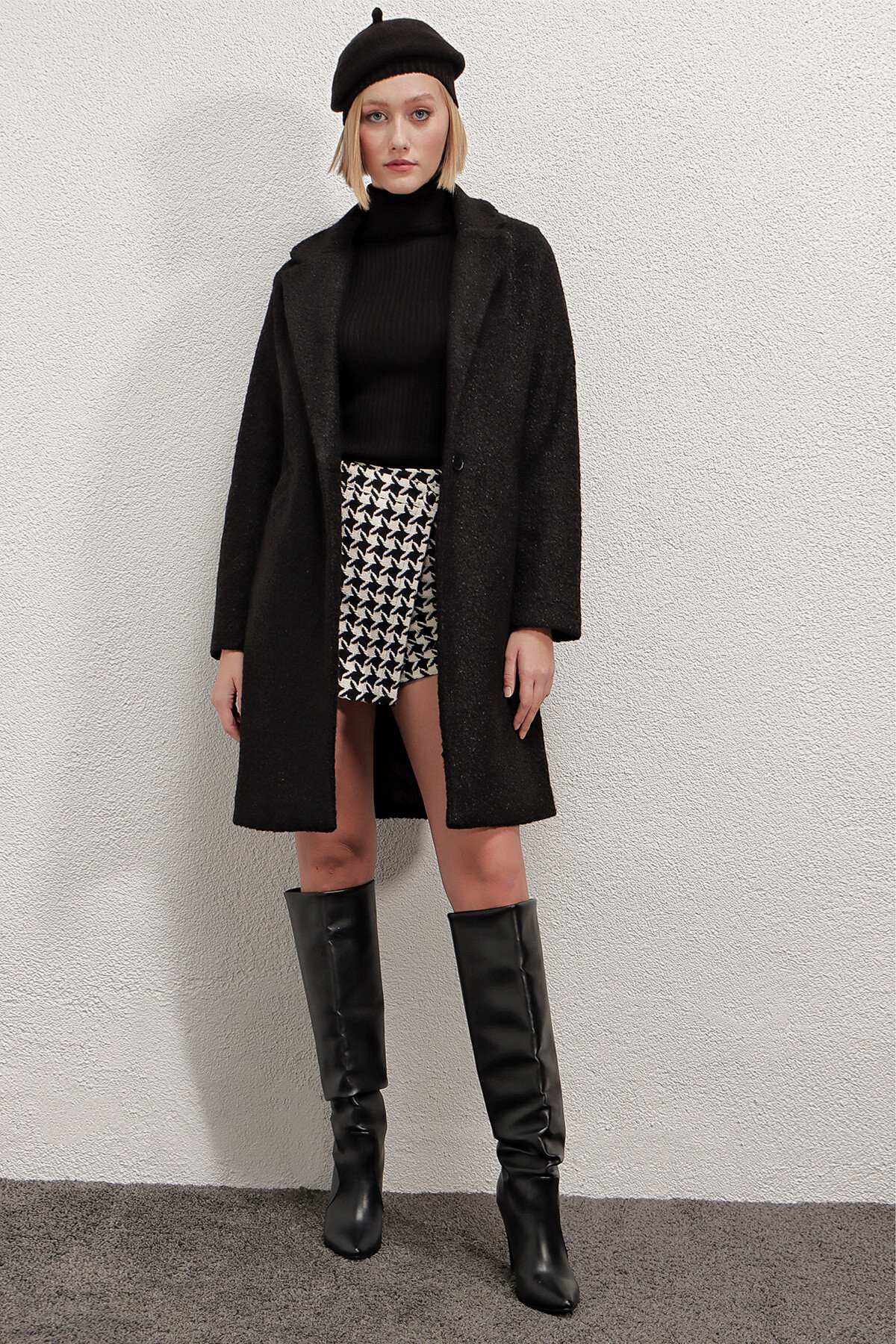 Kadın Siyah Tek Düğmeli Çift Cepli Astarlı Buklet Kaşe Kaban HZL22W-BD190821