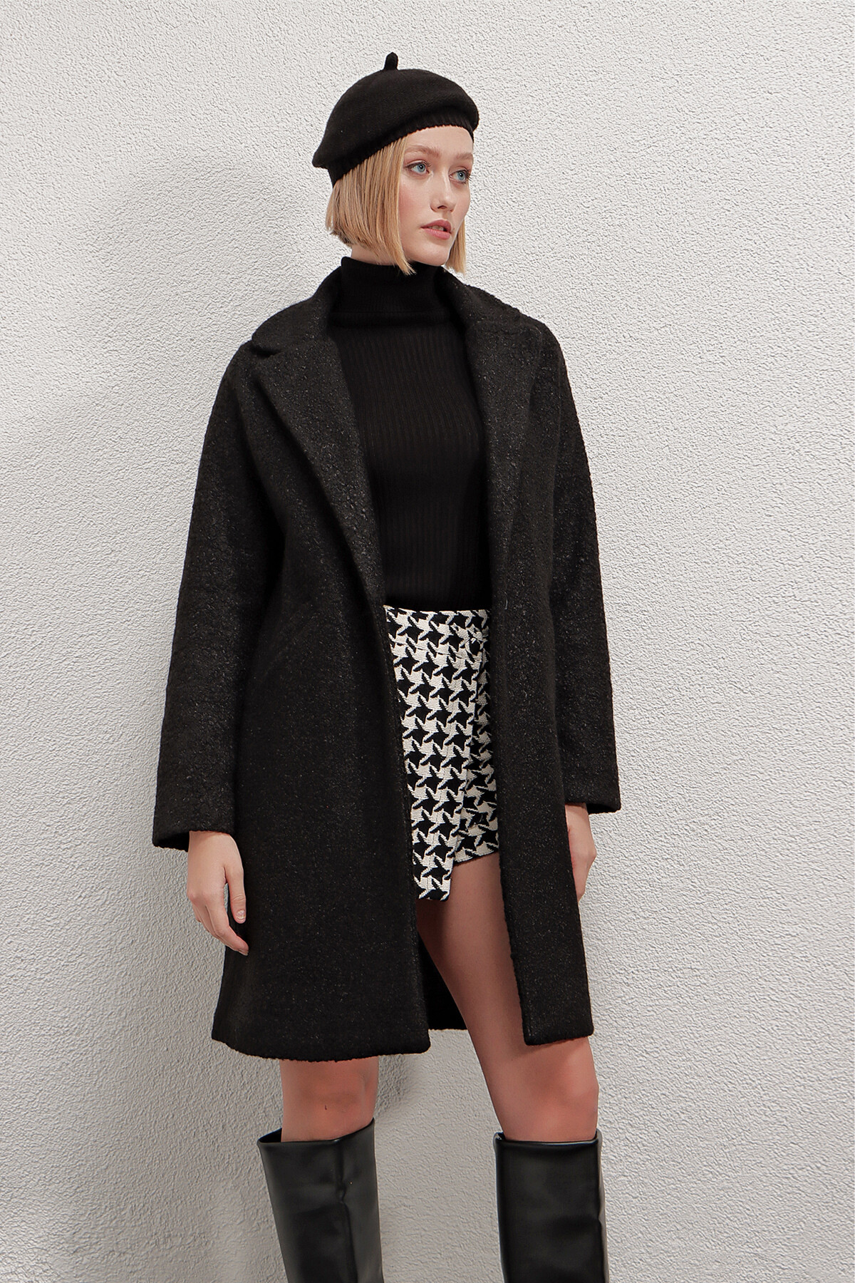 Kadın Siyah Tek Düğmeli Çift Cepli Astarlı Buklet Kaşe Kaban HZL22W-BD190821