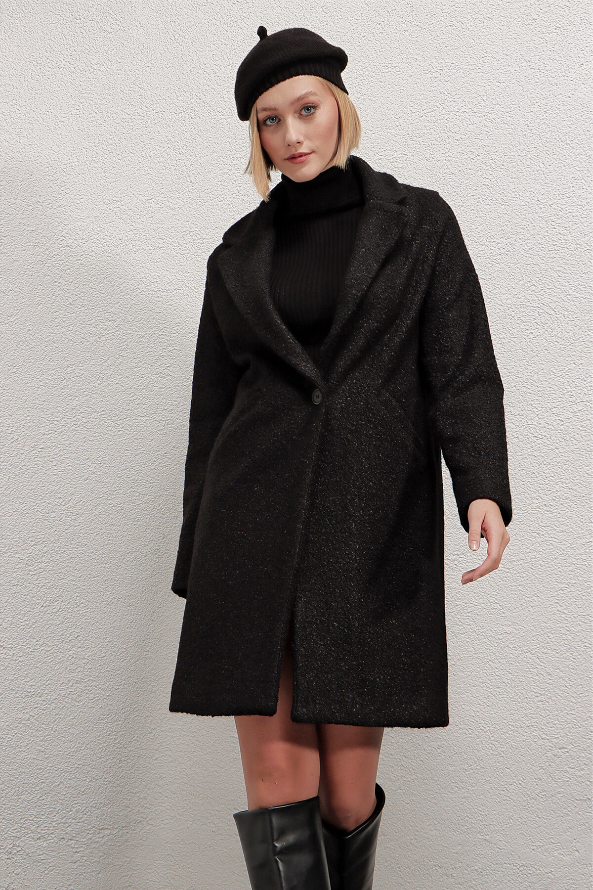 Kadın Siyah Tek Düğmeli Çift Cepli Astarlı Buklet Kaşe Kaban HZL22W-BD190821