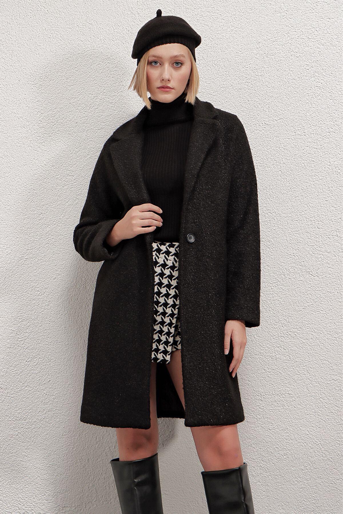 Kadın Siyah Tek Düğmeli Çift Cepli Astarlı Buklet Kaşe Kaban HZL22W-BD190821