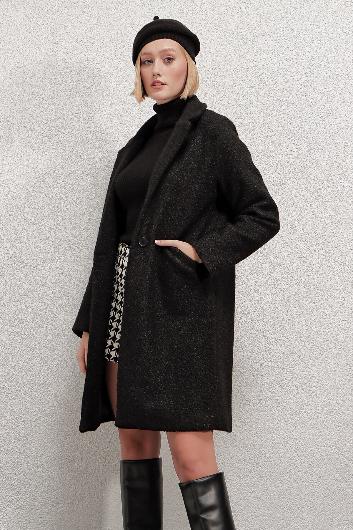 Kadın Siyah Tek Düğmeli Çift Cepli Astarlı Buklet Kaşe Kaban HZL22W-BD190821