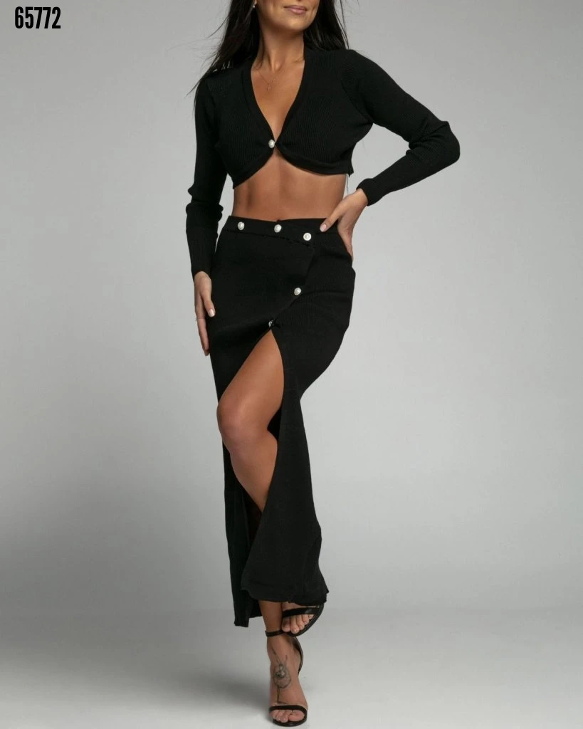 Kadın Siyah Uzun Kollu Düğmeli Crop ve Yırtmaç Detay Düğmeli Etek İkili Takım HZL24S-BD120001