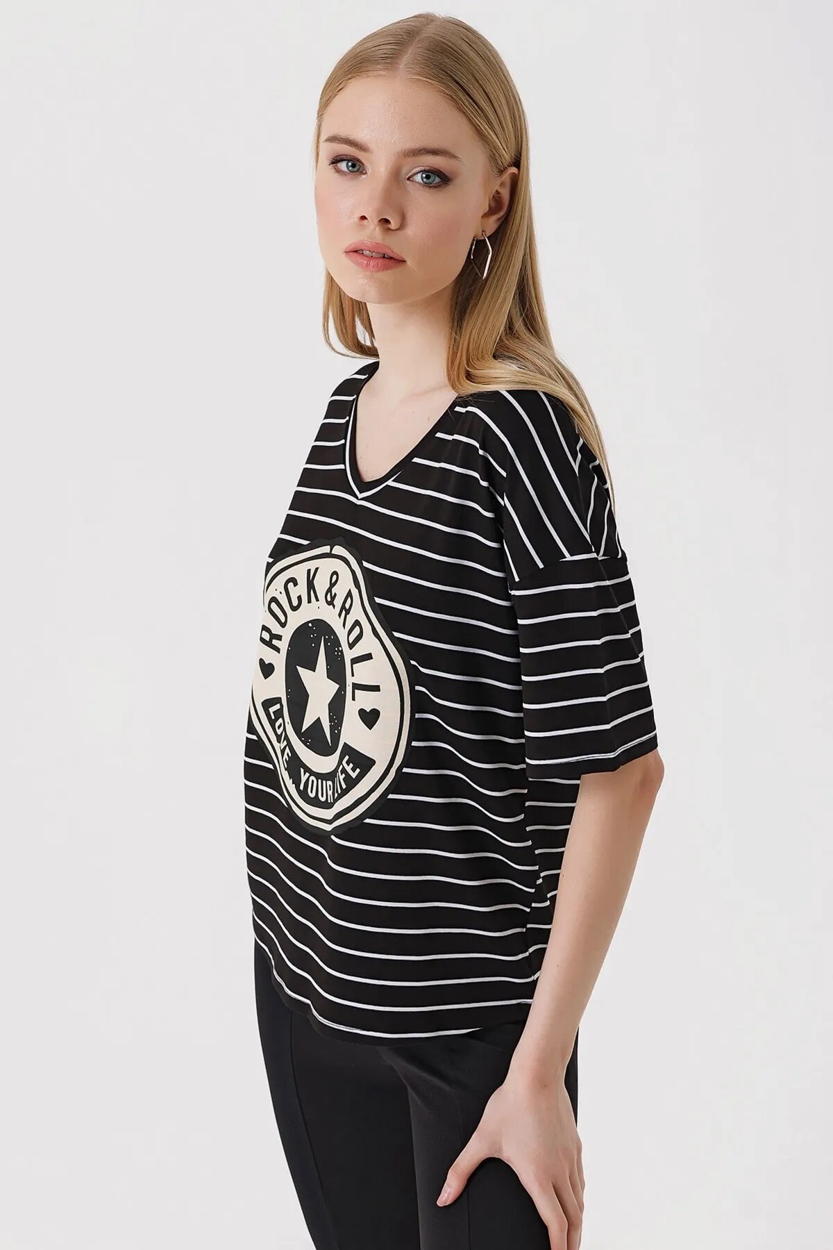 Kadın Siyah V Yaka Baskılı Çizgili Rahat Kalıp Hafif Oversize T-shirt HZL23S-BD143031