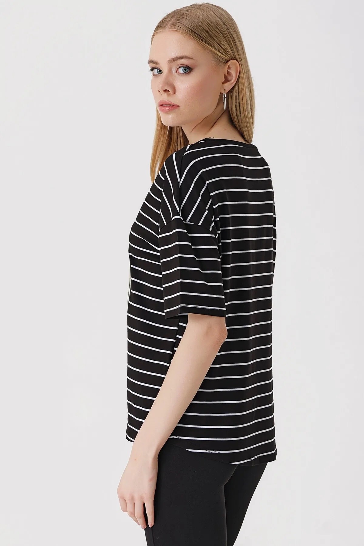 Kadın Siyah V Yaka Baskılı Çizgili Rahat Kalıp Hafif Oversize T-shirt HZL23S-BD143031