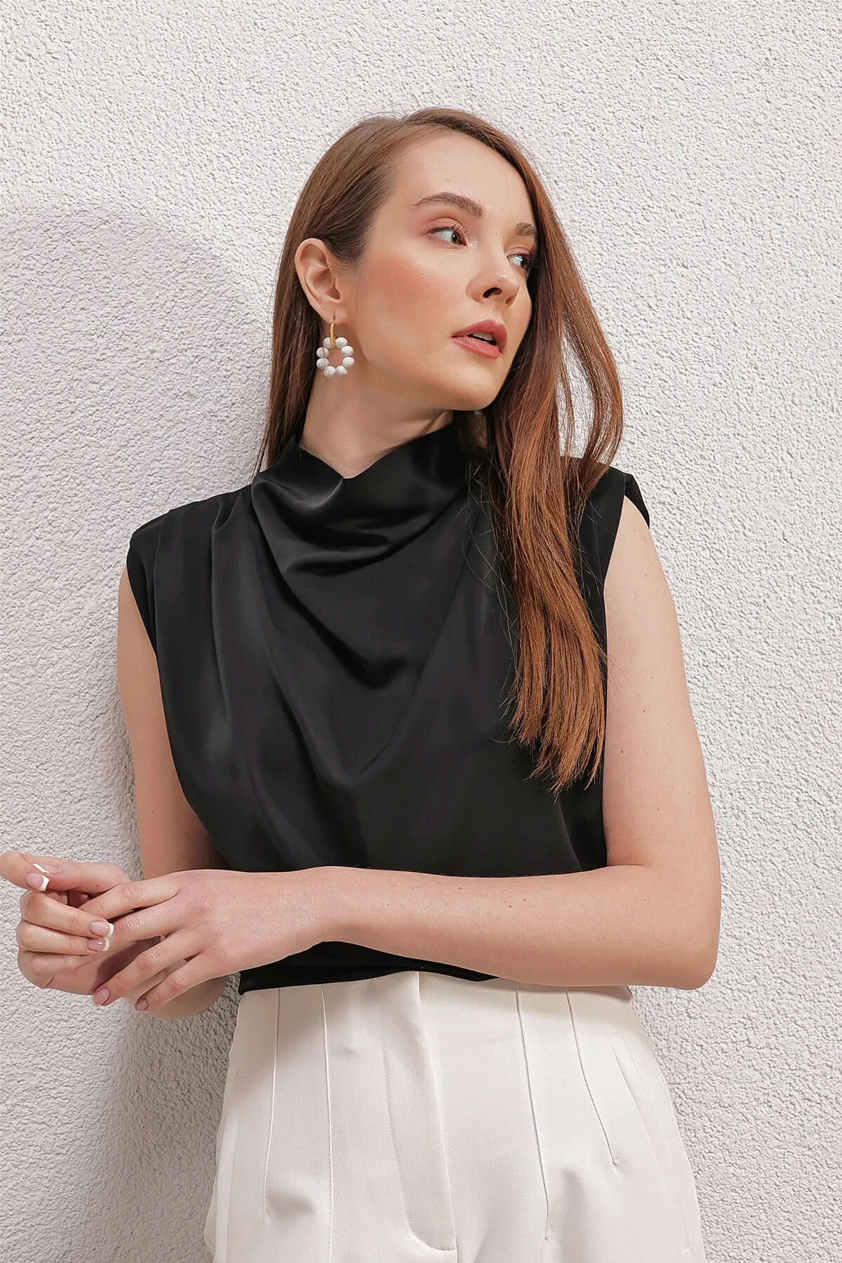 Kadın Siyah Vatkalı Saten Bluz HZL23S-BD104621