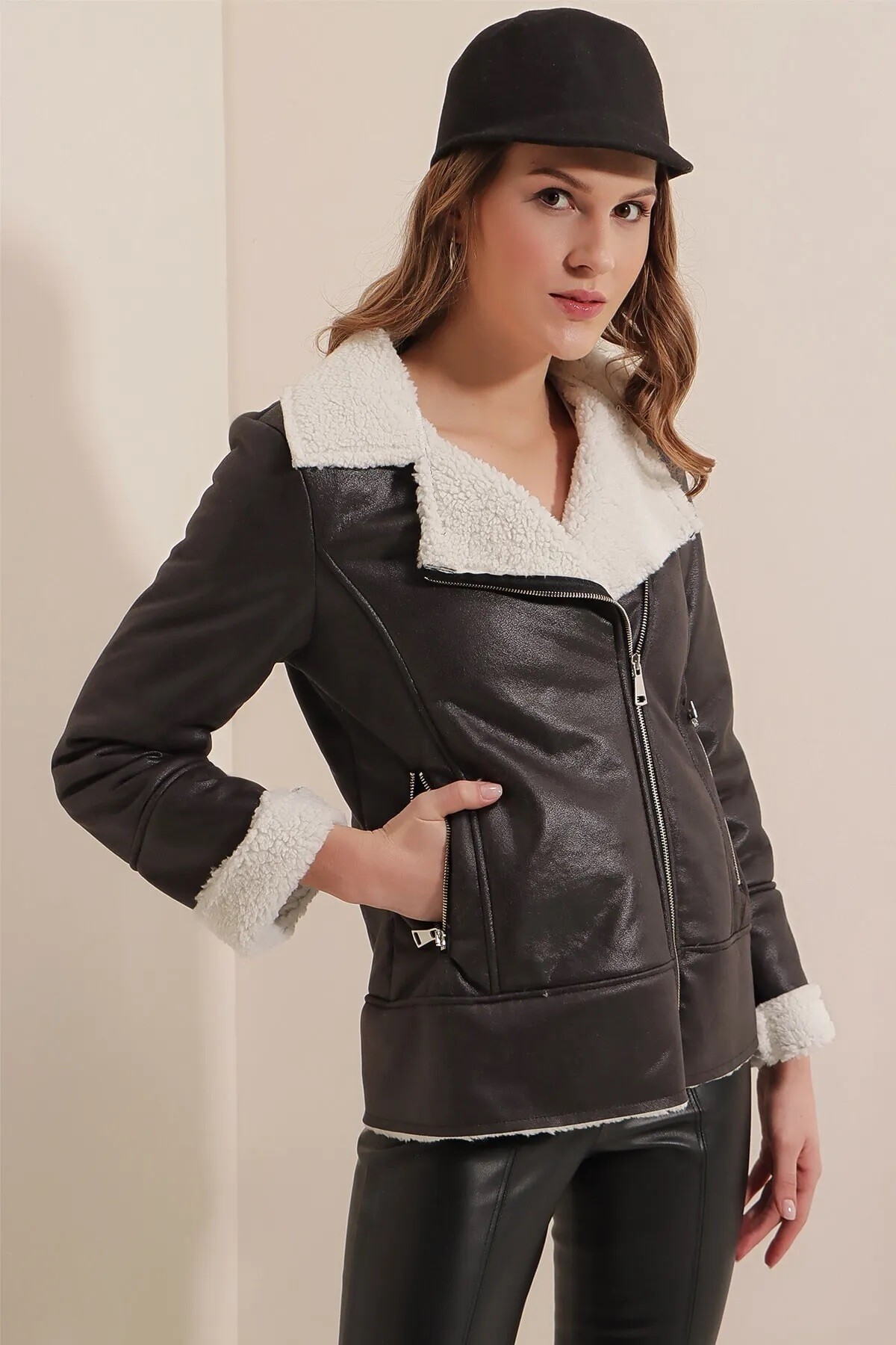 Kadın Siyah Yakası Ve İçi Suni Kürklü Önden Fermuarlı Suni Deri Mont HZL23W-BD110211