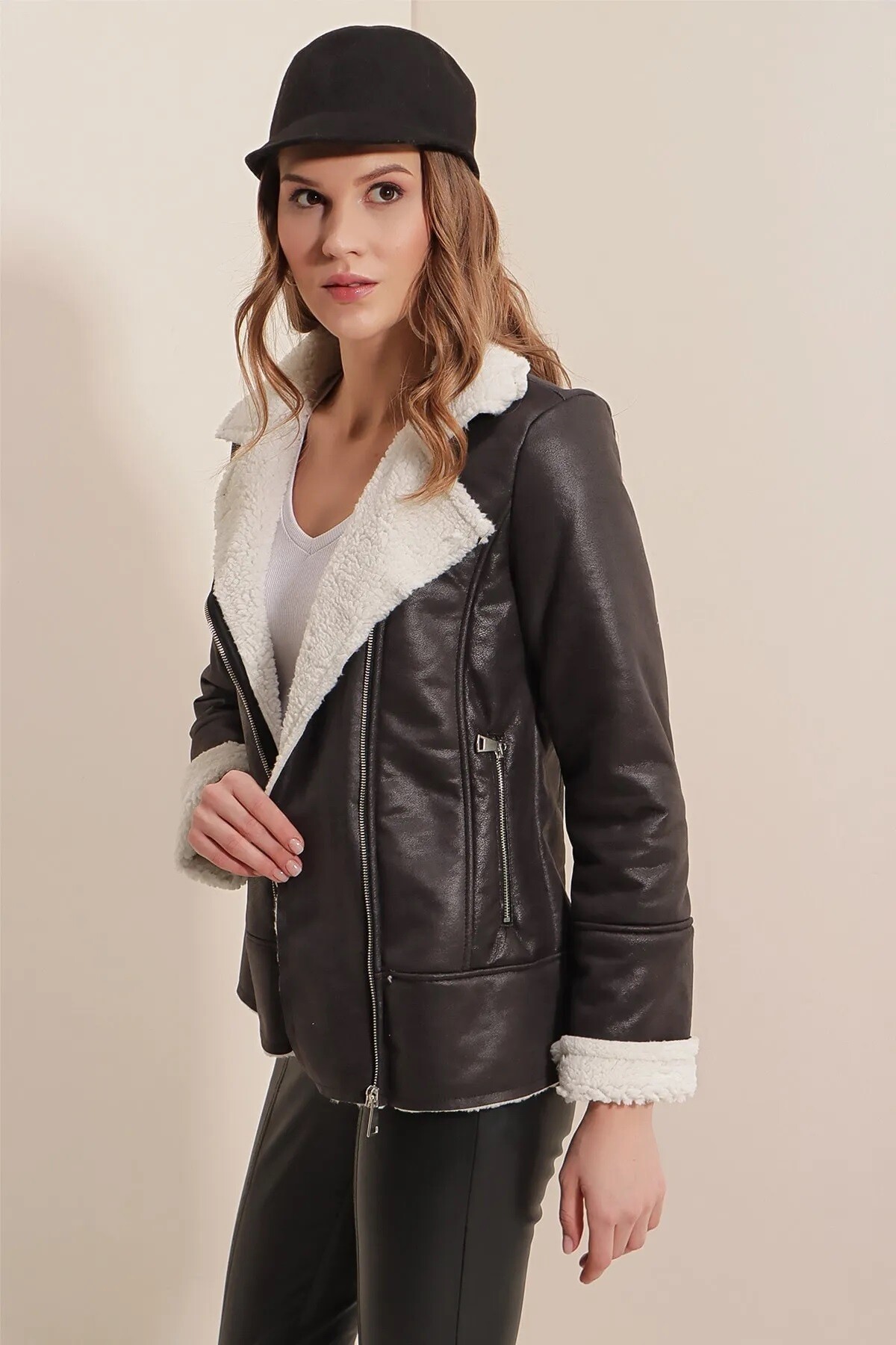 Kadın Siyah Yakası Ve İçi Suni Kürklü Önden Fermuarlı Suni Deri Mont HZL23W-BD110211