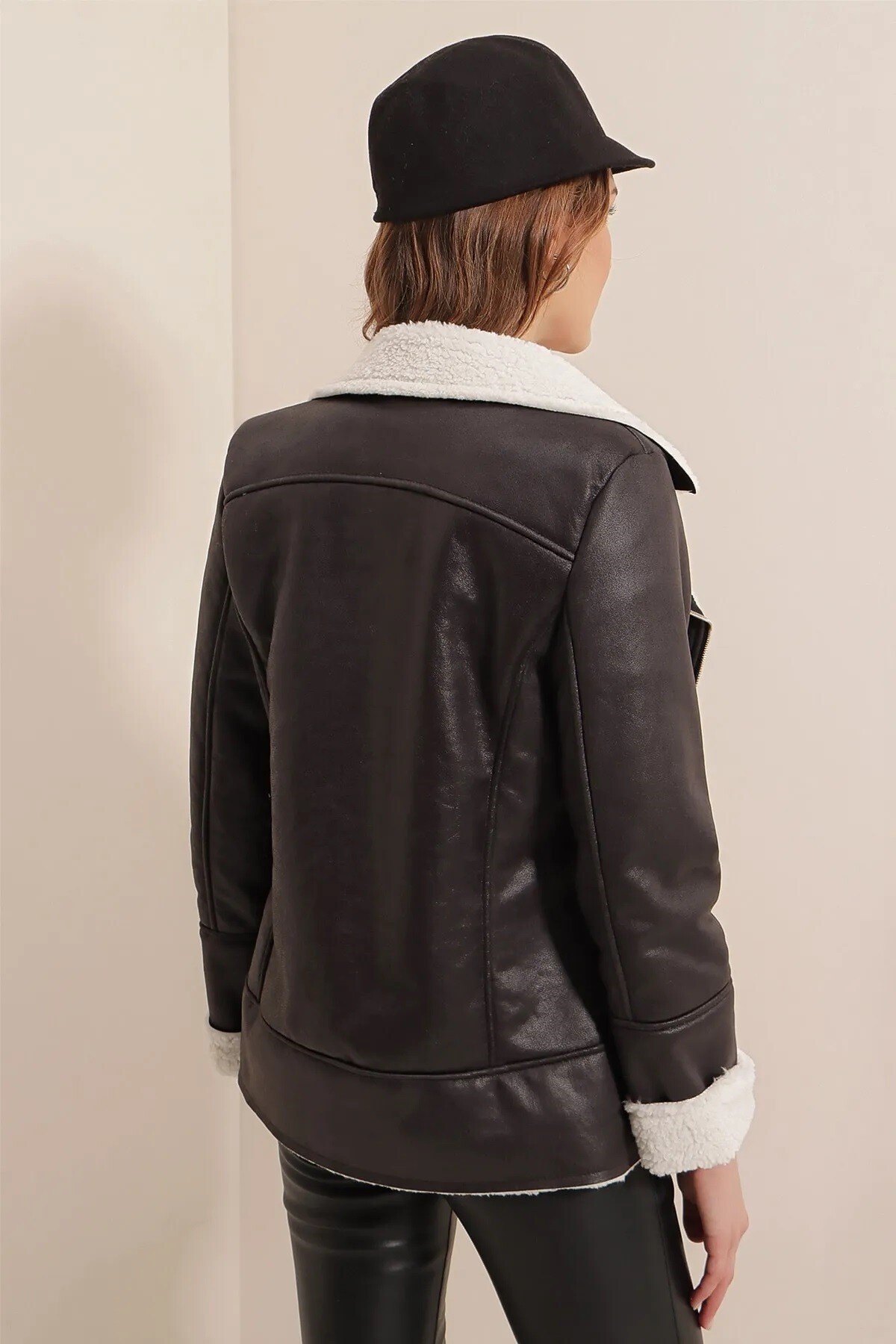 Kadın Siyah Yakası Ve İçi Suni Kürklü Önden Fermuarlı Suni Deri Mont HZL23W-BD110211