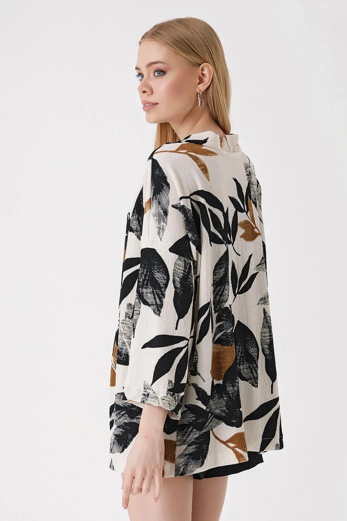 Kadın Yaprak Desenli Siyah Yaprak Desenli Önü Açık Katlı Yaka Dokulu Mevsimlik Ceket HZL22S-BD158621
