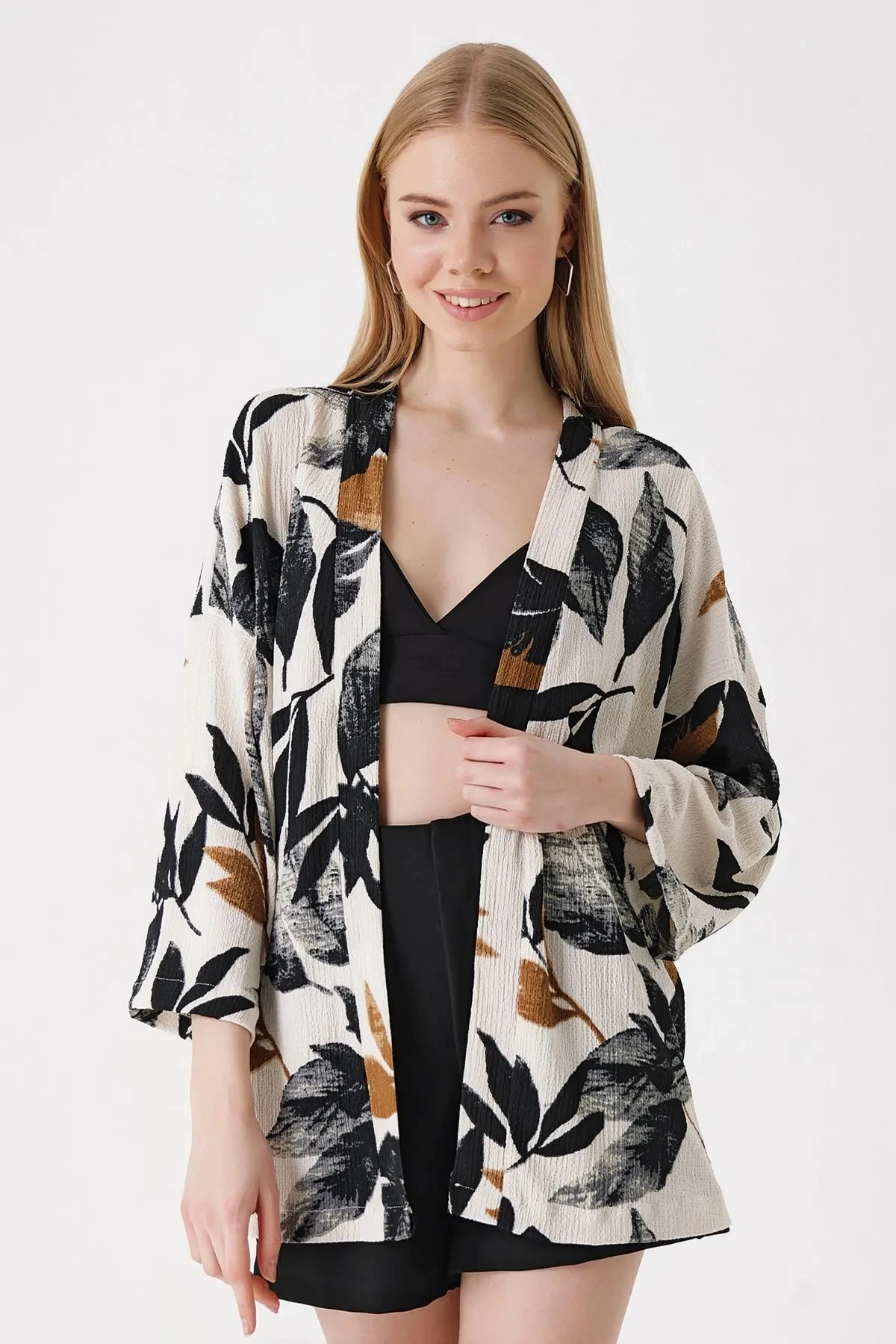 Kadın Yaprak Desenli Siyah Yaprak Desenli Önü Açık Katlı Yaka Dokulu Mevsimlik Ceket HZL22S-BD158621