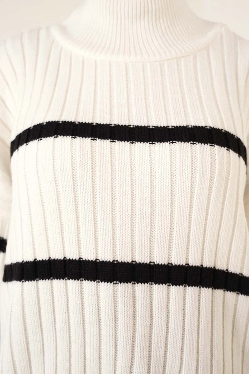 Kadın Tesettür Ekru Yarım Boğazlı Çizgili Triko Kazak HZL23W-BD1101451