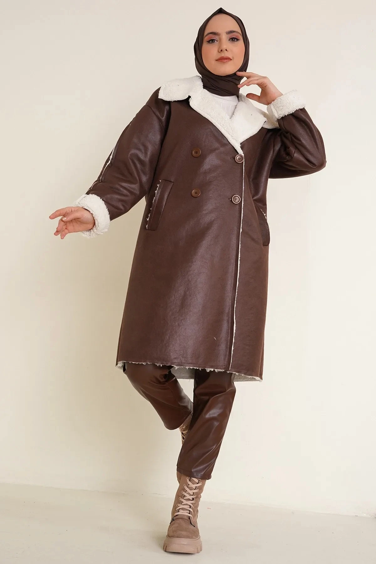 Kadın Tesettür Kahverengi Yakası Ve İçi Suni Kürklü Düğmeli Suni Deri Kaban HZL24W-BD191021
