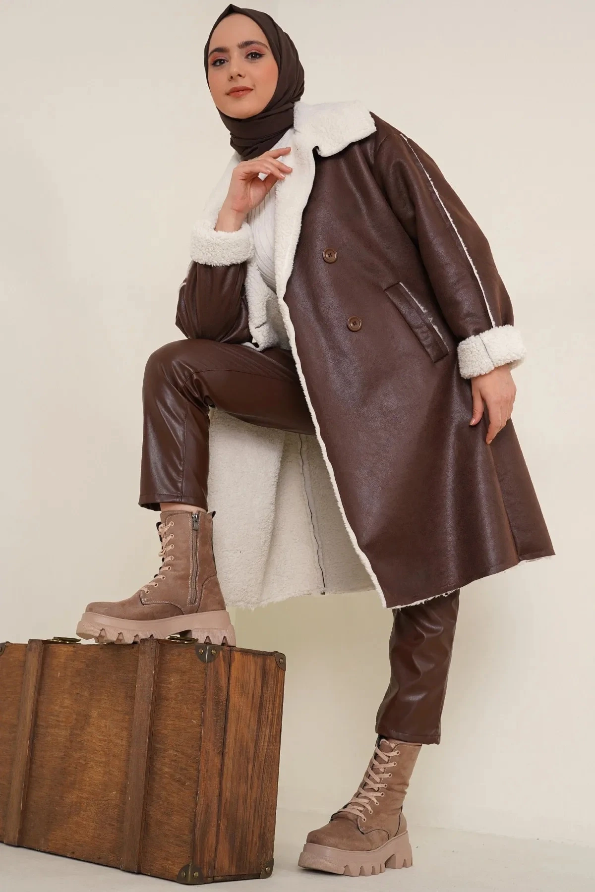 Kadın Tesettür Kahverengi Yakası Ve İçi Suni Kürklü Düğmeli Suni Deri Kaban HZL24W-BD191021