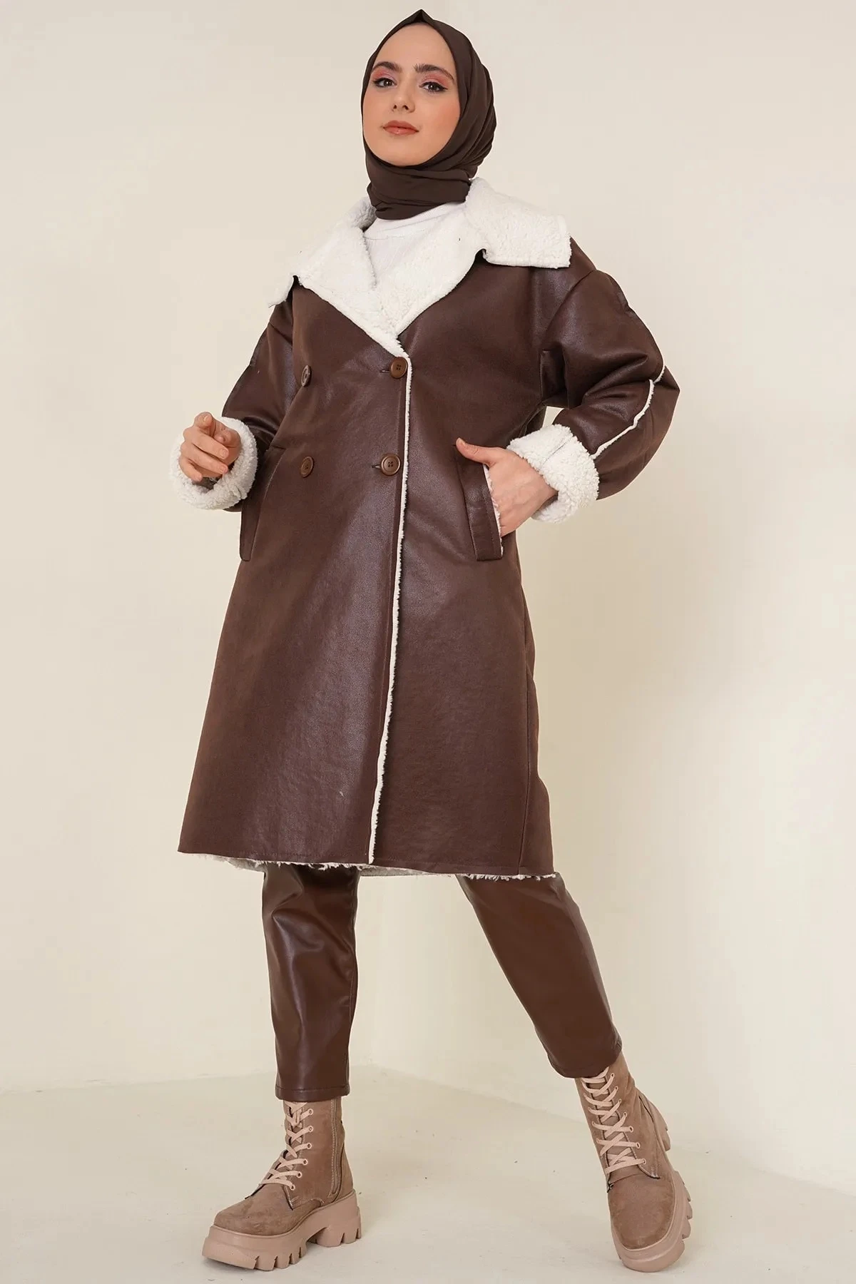 Kadın Tesettür Kahverengi Yakası Ve İçi Suni Kürklü Düğmeli Suni Deri Kaban HZL24W-BD191021