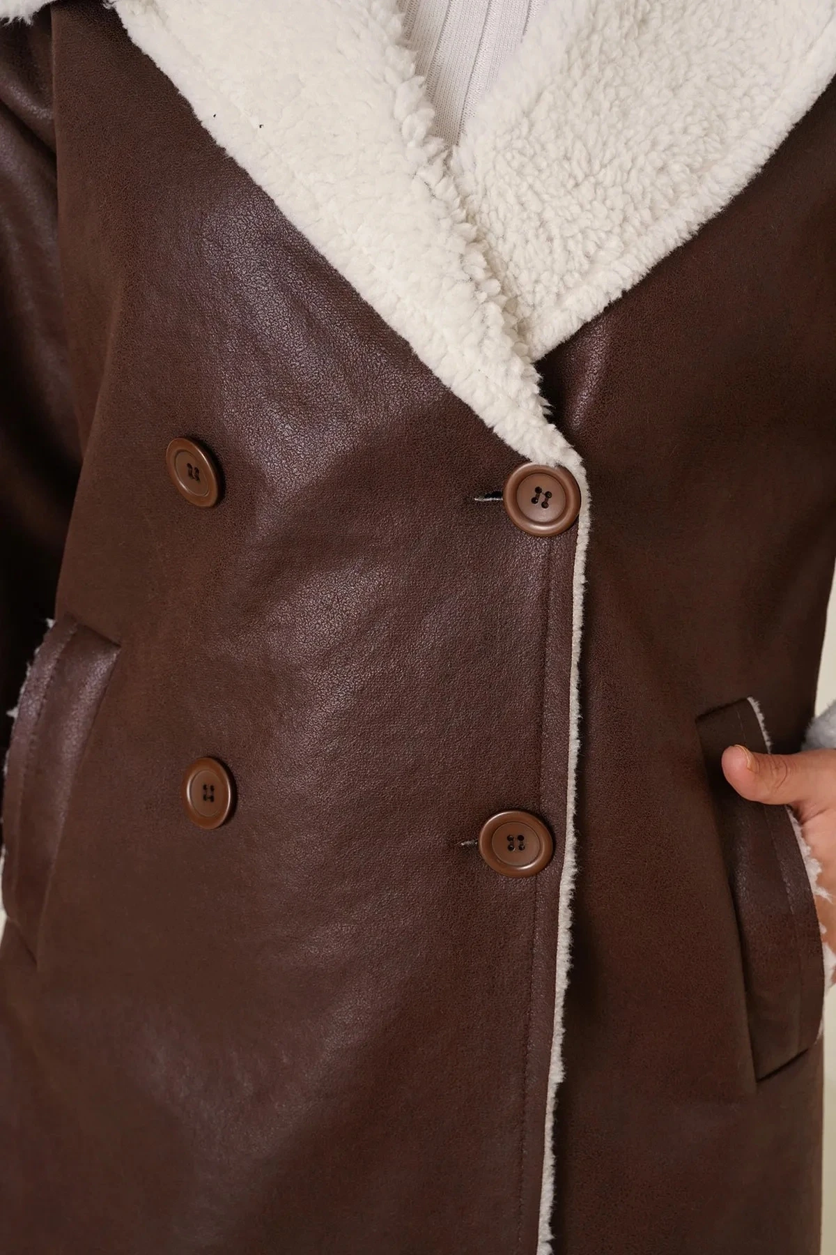 Kadın Tesettür Kahverengi Yakası Ve İçi Suni Kürklü Düğmeli Suni Deri Kaban HZL24W-BD191021