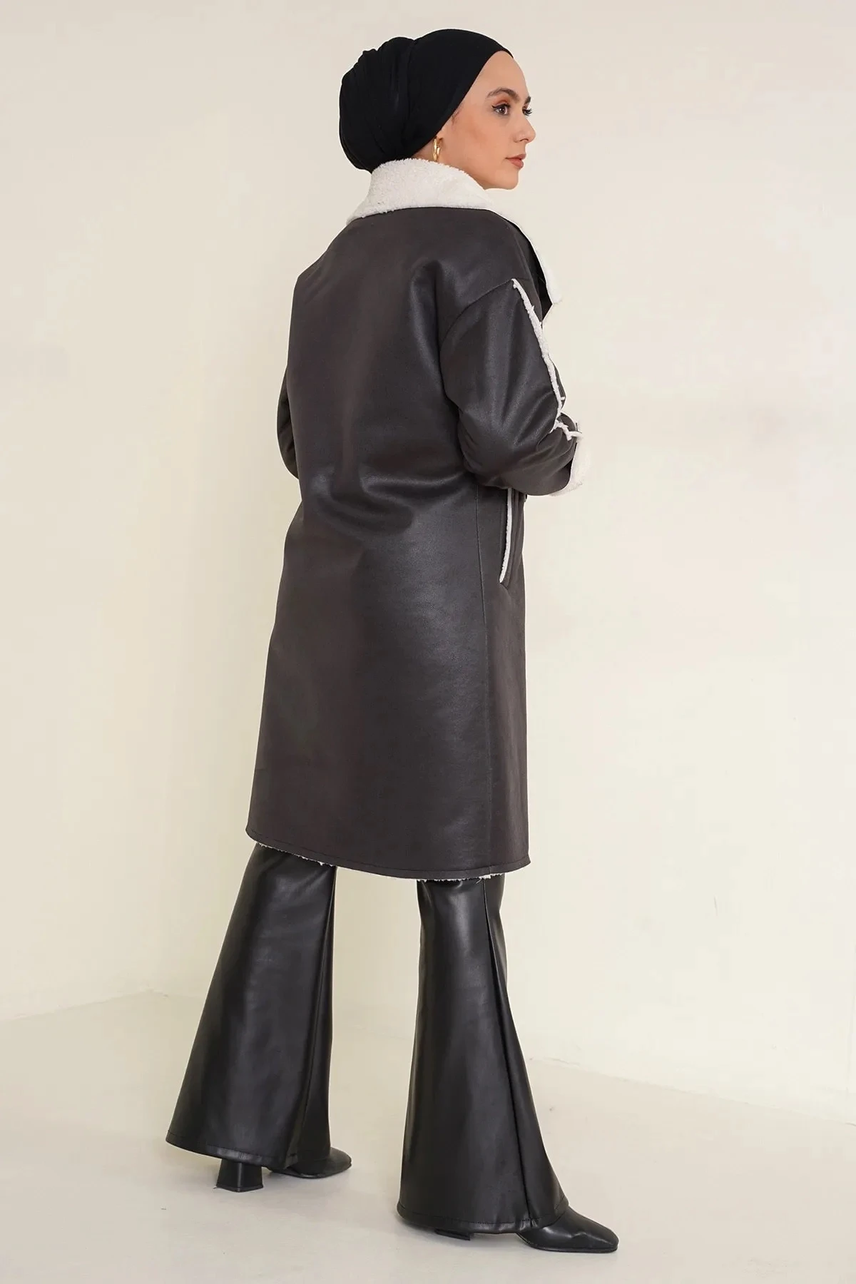 Kadın Tesettür Siyah Yakası Ve İçi Suni Kürklü Düğmeli Suni Deri Kaban HZL24W-BD191021