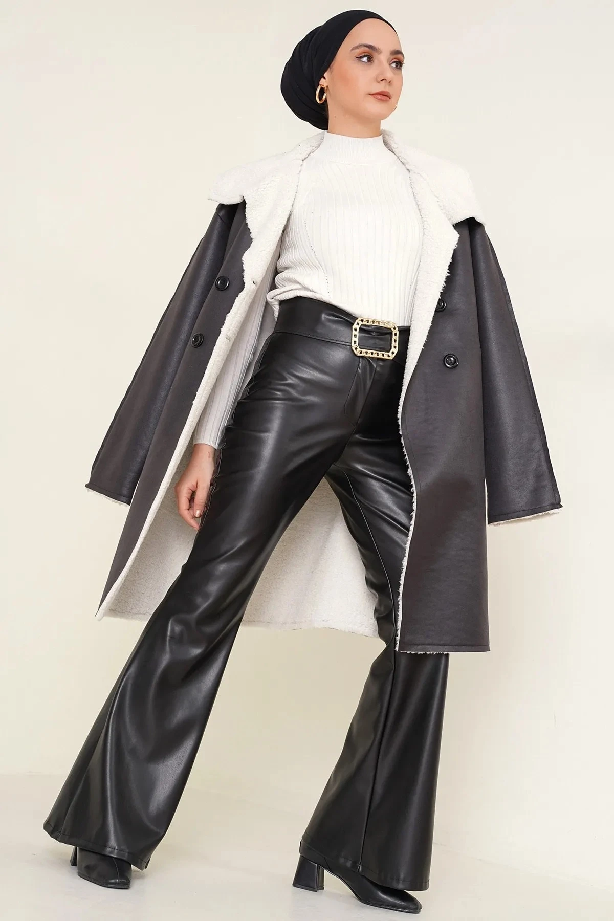 Kadın Tesettür Siyah Yakası Ve İçi Suni Kürklü Düğmeli Suni Deri Kaban HZL24W-BD191021